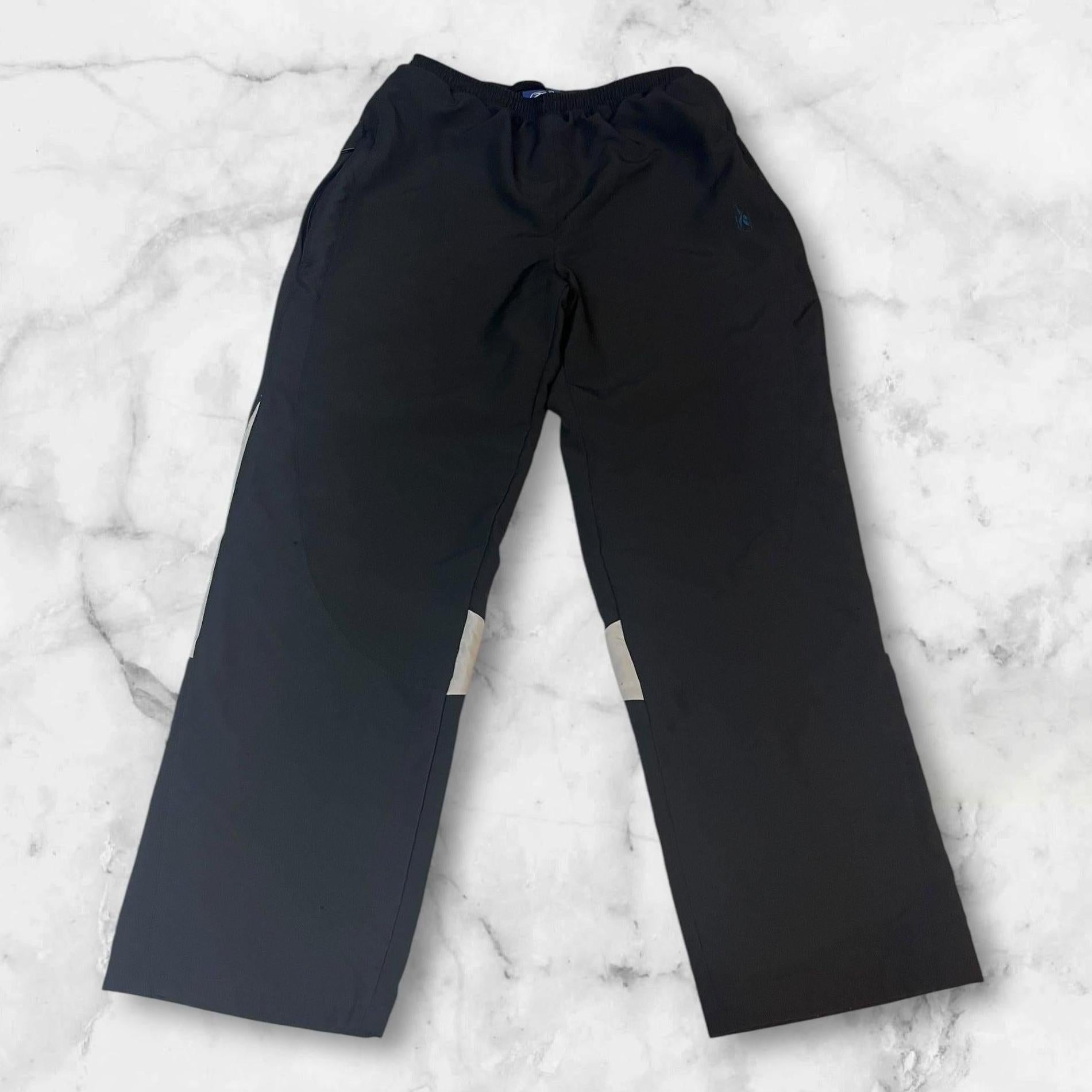 Entdecke unsere Vintage Track Pants von Nike und anderen Marken, erhältlich bei Valuxery.de - Dein Shop für trendige Vintage - Kleidung. Unsere Track Pants sind aus hochwertigen Materialien und