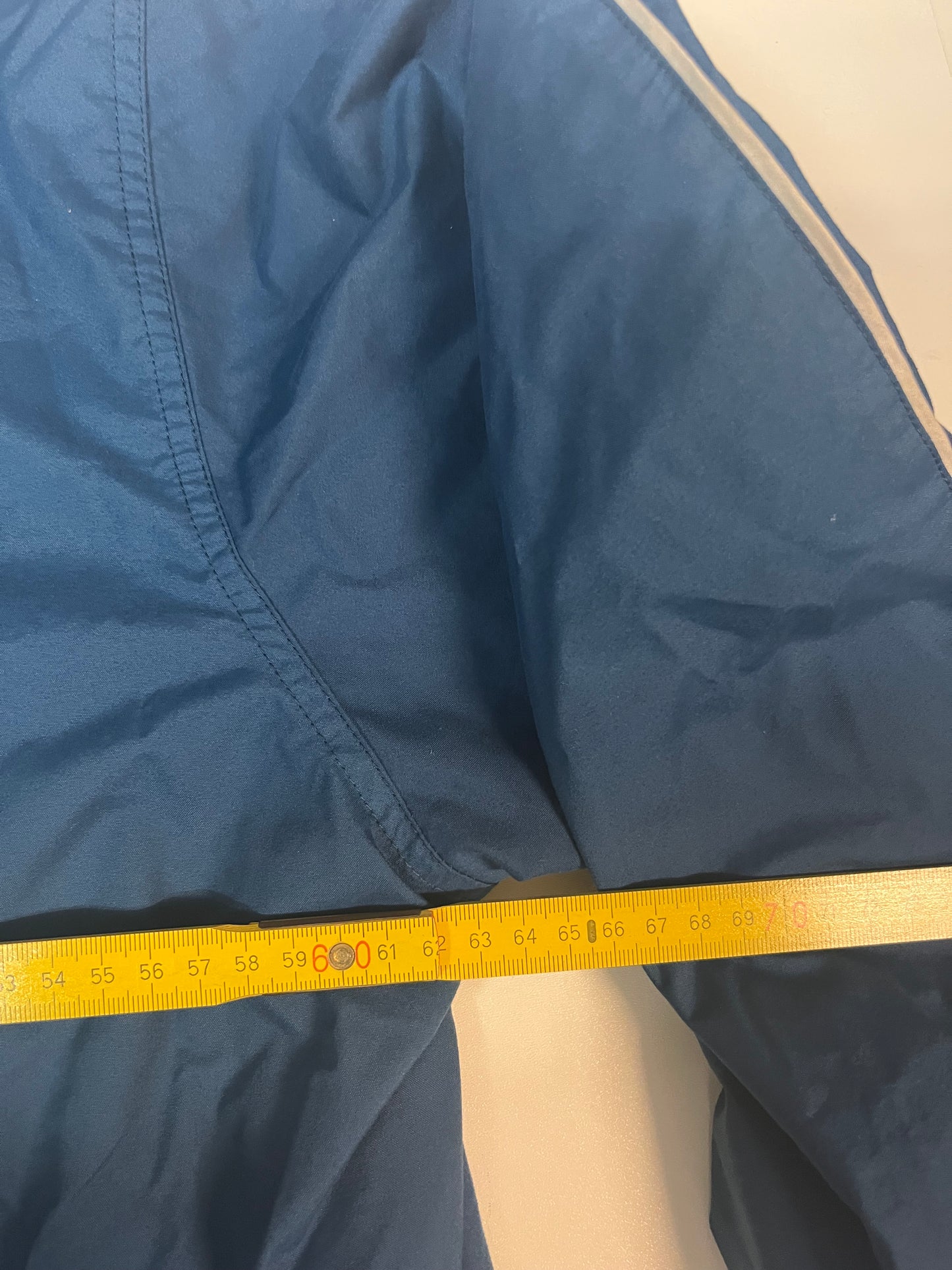 Entdecke unsere Vintage Track Pants von Nike und anderen Marken, erhältlich bei Valuxery.de - Dein Shop für trendige Vintage - Kleidung. Unsere Track Pants sind aus hochwertigen Materialien und