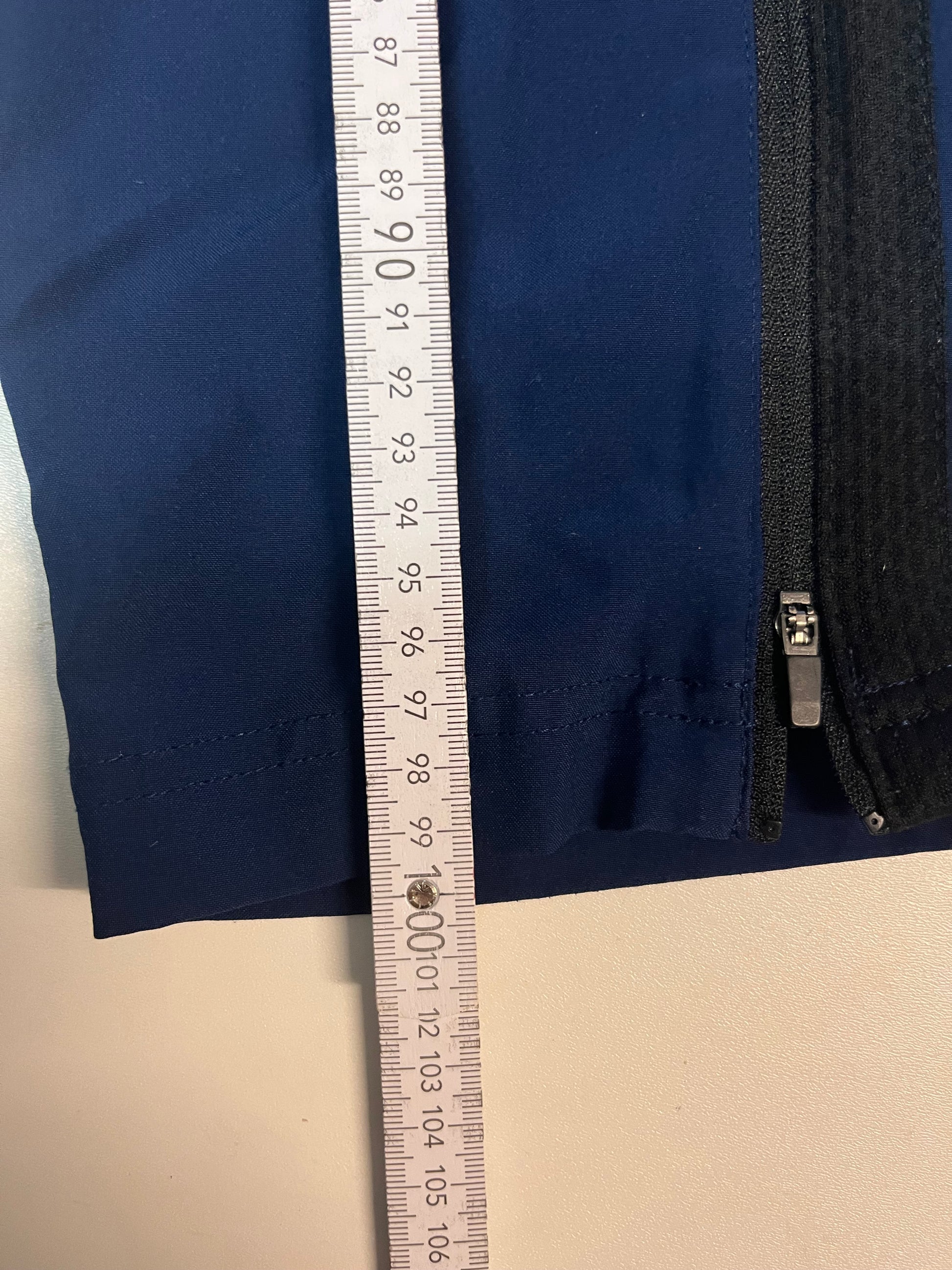 Entdecke unsere Vintage Track Pants von Nike und anderen Marken, erhältlich bei Valuxery.de - Dein Shop für trendige Vintage - Kleidung. Unsere Track Pants sind aus hochwertigen Materialien und