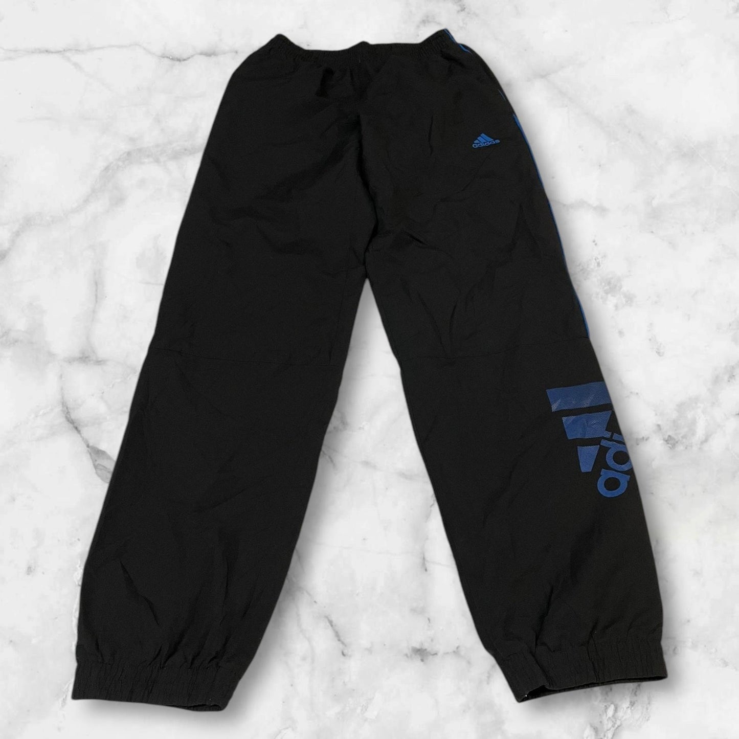 Entdecke unsere Vintage Track Pants von Nike und anderen Marken, erhältlich bei Valuxery.de - Dein Shop für trendige Vintage - Kleidung. Unsere Track Pants sind aus hochwertigen Materialien und