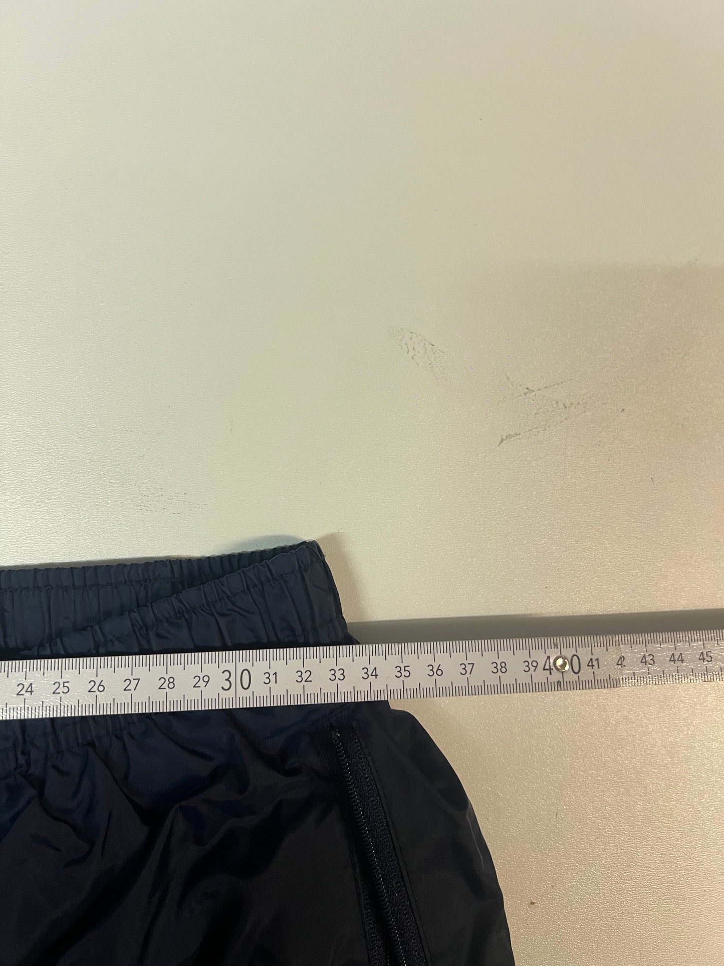 Entdecke unsere Vintage Track Pants von Nike und anderen Marken, erhältlich bei Valuxery.de - Dein Shop für trendige Vintage - Kleidung. Unsere Track Pants sind aus hochwertigen Materialien und
