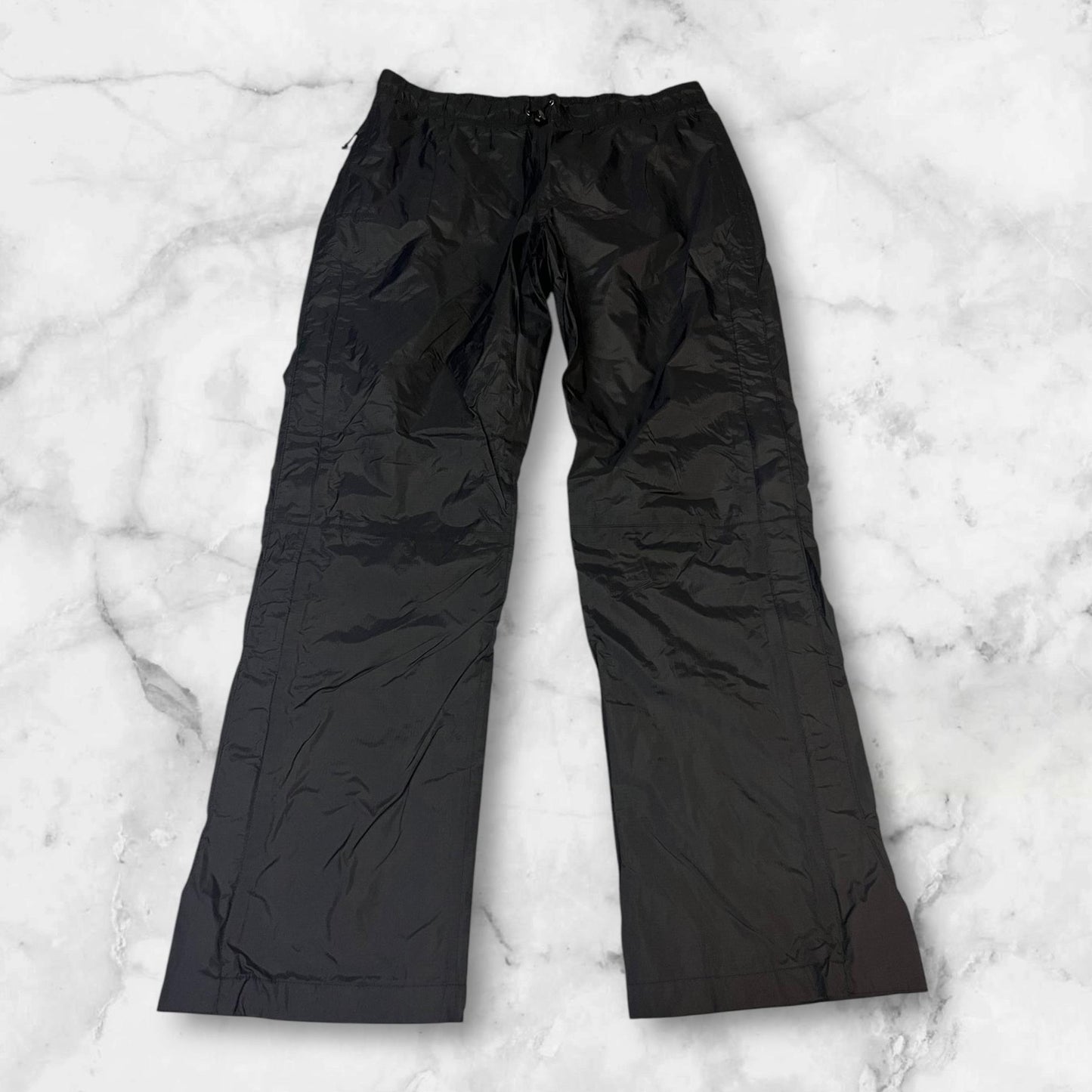 Entdecke unsere Vintage Track Pants von Nike und anderen Marken, erhältlich bei Valuxery.de - Dein Shop für trendige Vintage - Kleidung. Unsere Track Pants sind aus hochwertigen Materialien und