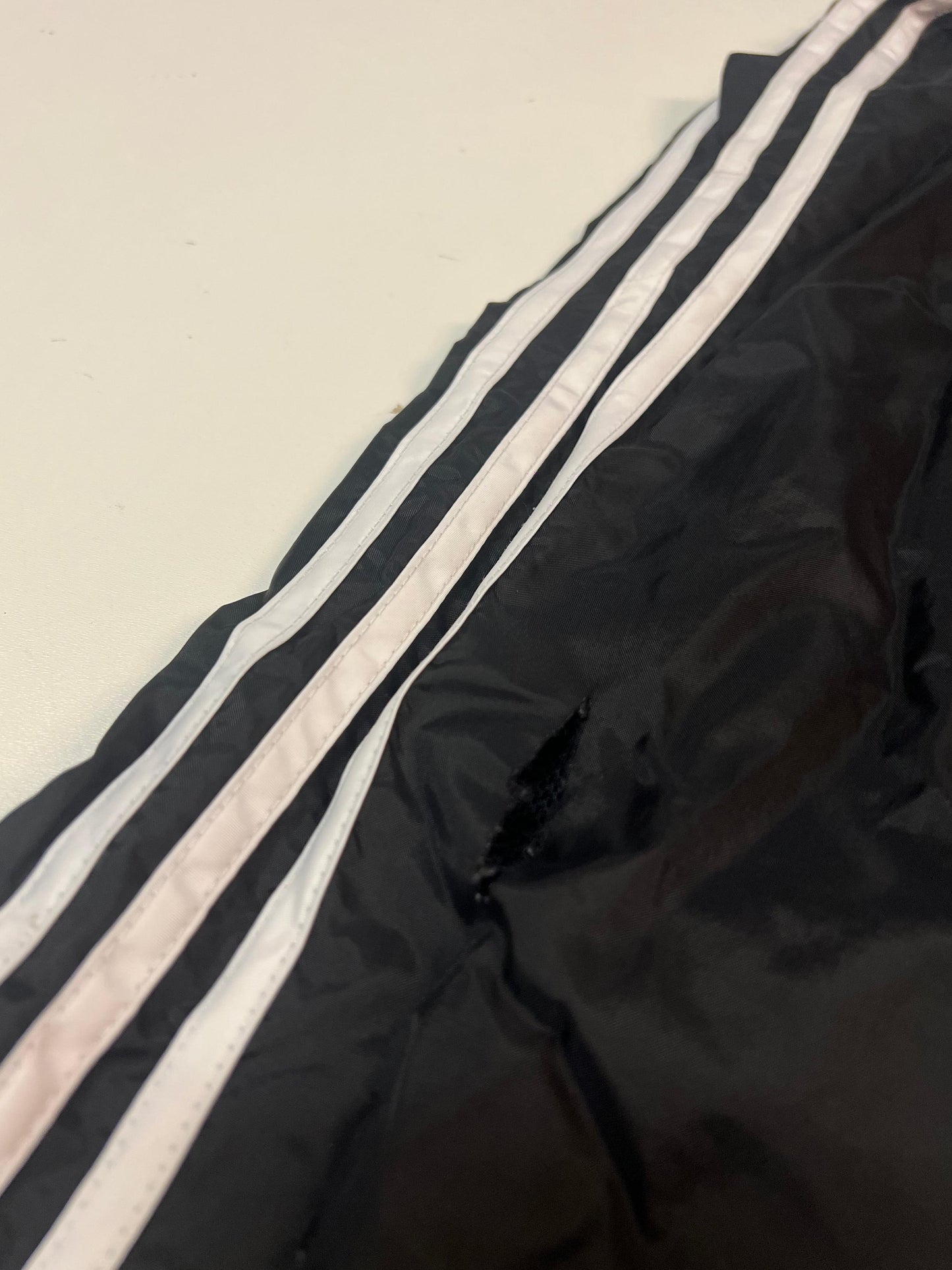 Entdecke unsere Vintage Track Pants von Nike und anderen Marken, erhältlich bei Valuxery.de - Dein Shop für trendige Vintage - Kleidung. Unsere Track Pants sind aus hochwertigen Materialien und