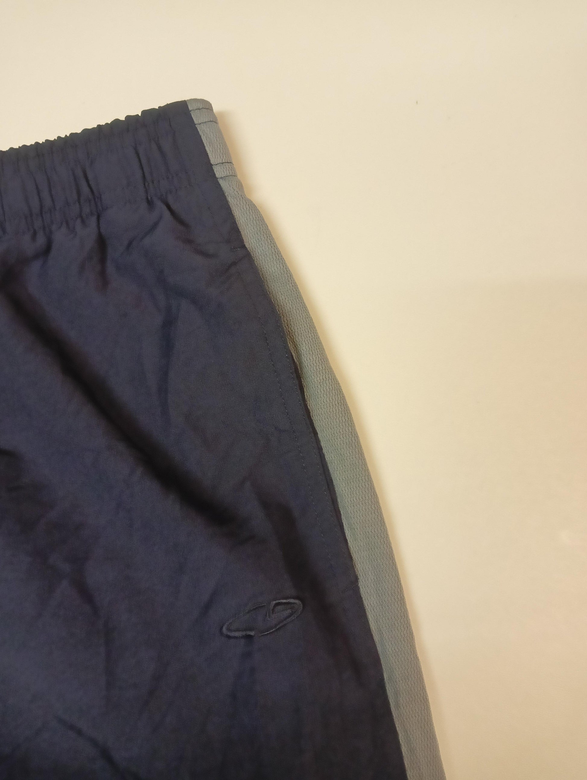 Entdecke unsere Vintage Track Pants von Nike und anderen Marken, erhältlich bei Valuxery.de - Dein Shop für trendige Vintage - Kleidung. Unsere Track Pants sind aus hochwertigen Materialien und