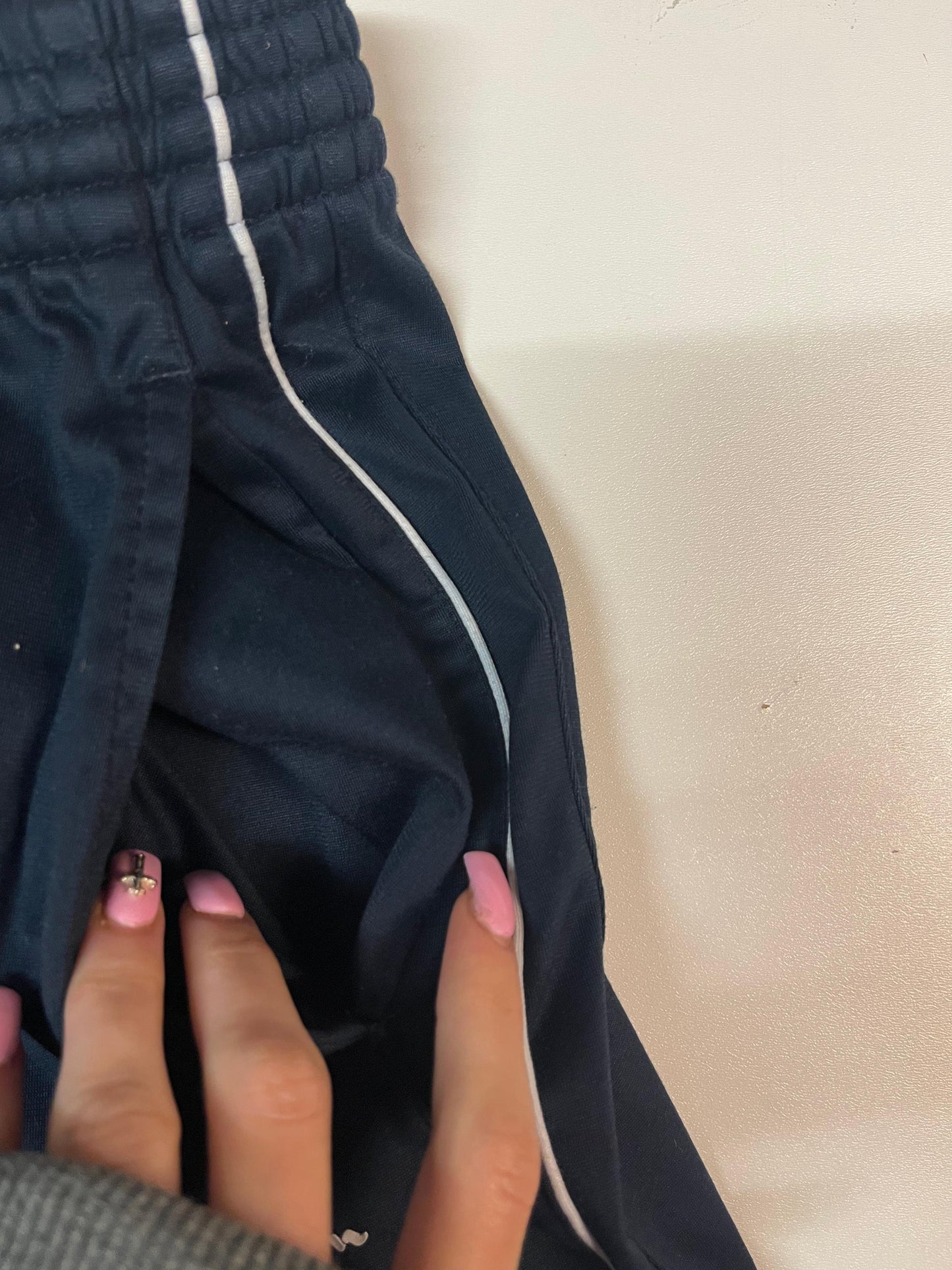 Entdecke unsere Vintage Track Pants von Nike und anderen Marken, erhältlich bei Valuxery.de - Dein Shop für trendige Vintage - Kleidung. Unsere Track Pants sind aus hochwertigen Materialien und