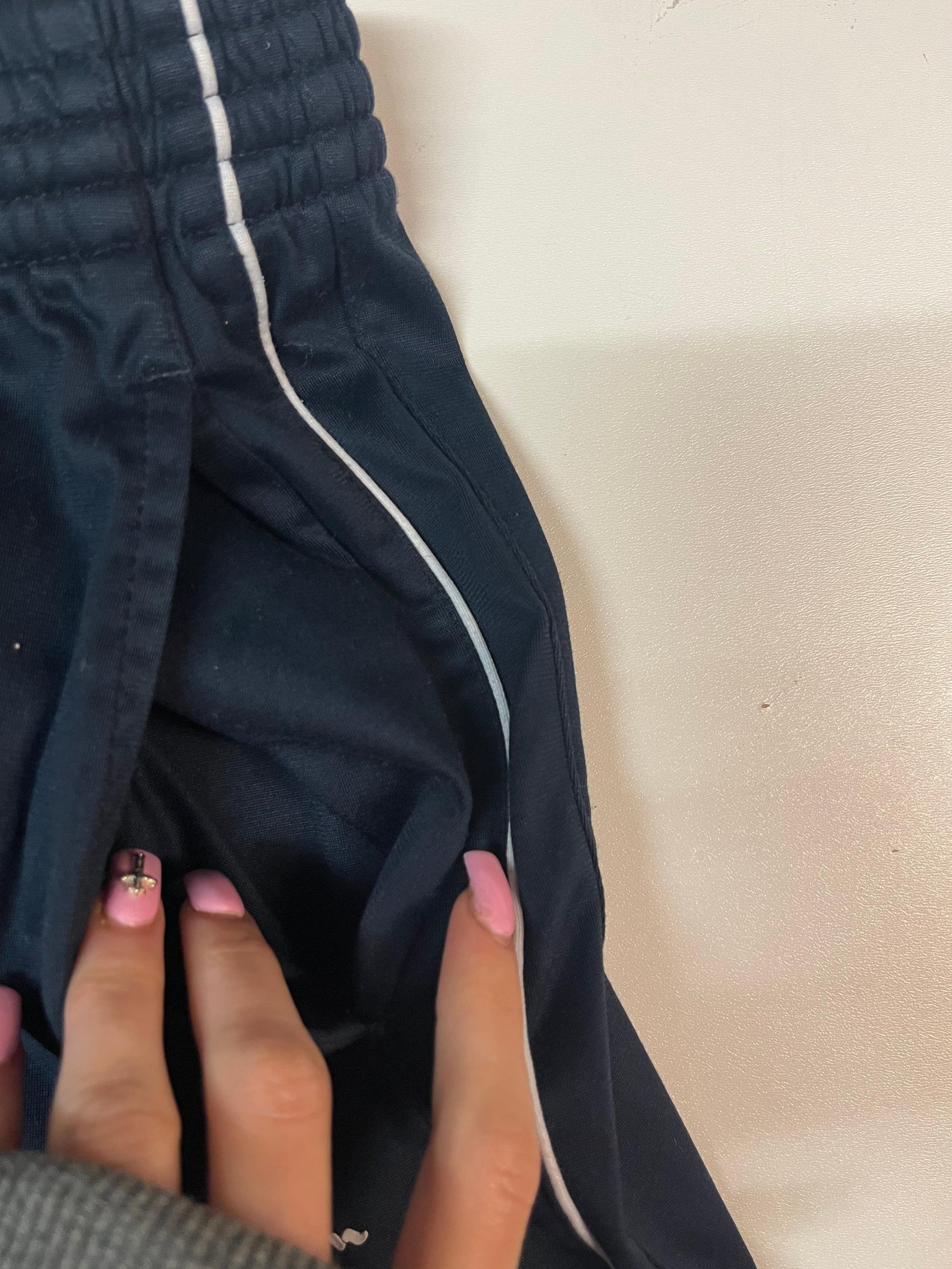 Entdecke unsere Vintage Track Pants von Nike und anderen Marken, erhältlich bei Valuxery.de - Dein Shop für trendige Vintage - Kleidung. Unsere Track Pants sind aus hochwertigen Materialien und