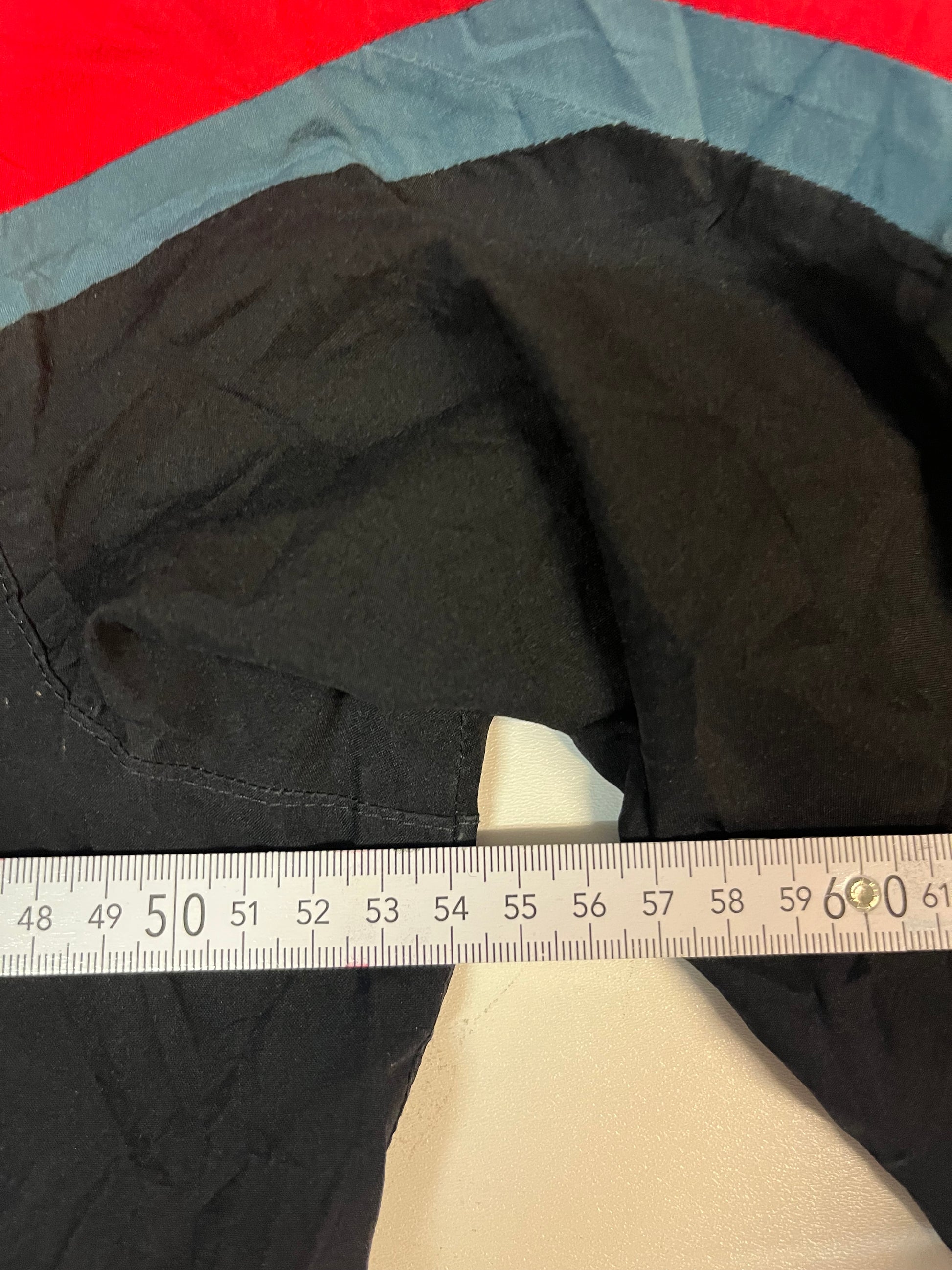 Entdecke unsere Vintage Track Pants von Nike und anderen Marken, erhältlich bei Valuxery.de - Dein Shop für trendige Vintage - Kleidung. Unsere Track Pants sind aus hochwertigen Materialien und