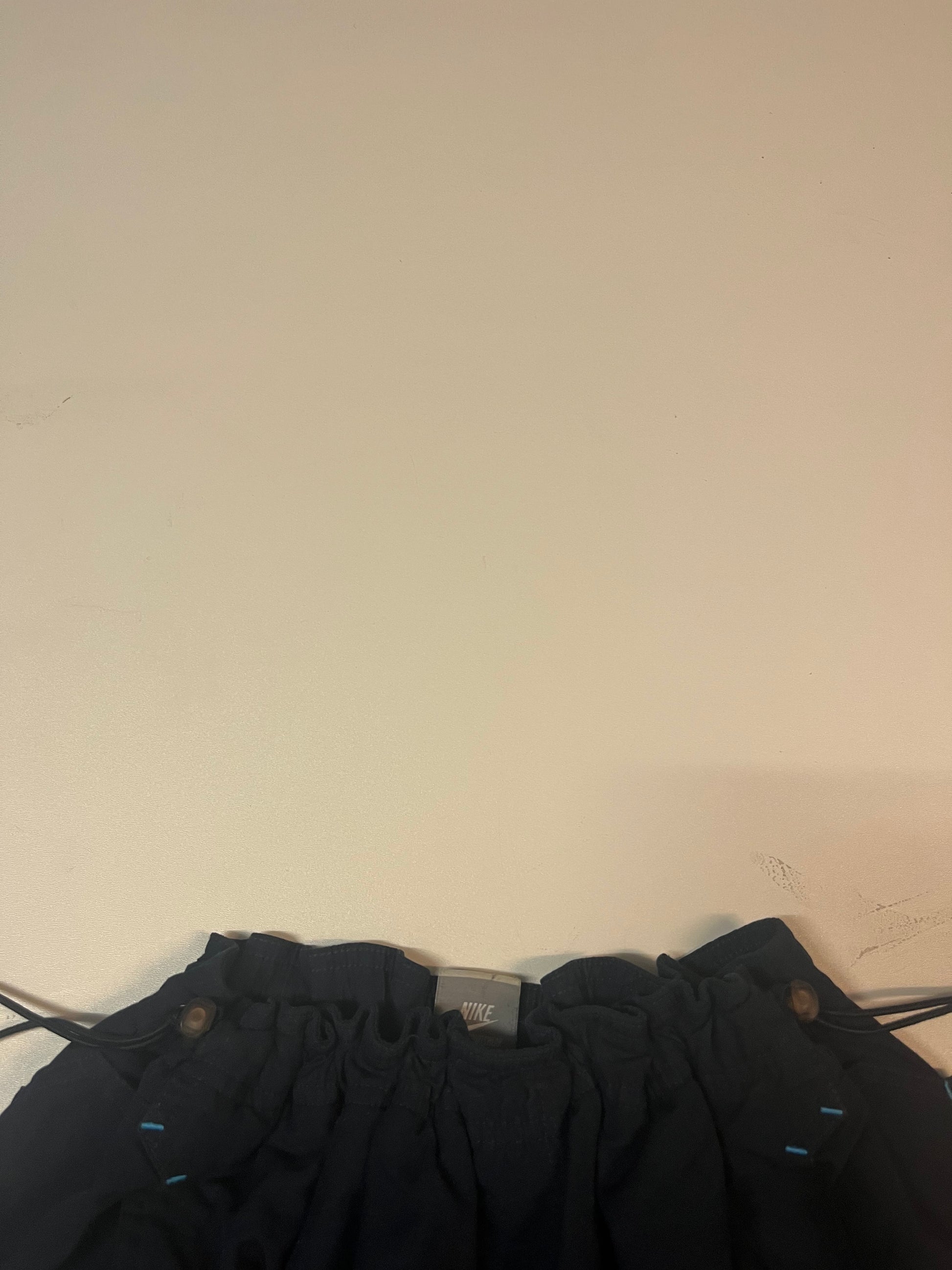 Entdecke unsere Vintage Track Pants von Nike und anderen Marken, erhältlich bei Valuxery.de - Dein Shop für trendige Vintage - Kleidung. Unsere Track Pants sind aus hochwertigen Materialien und