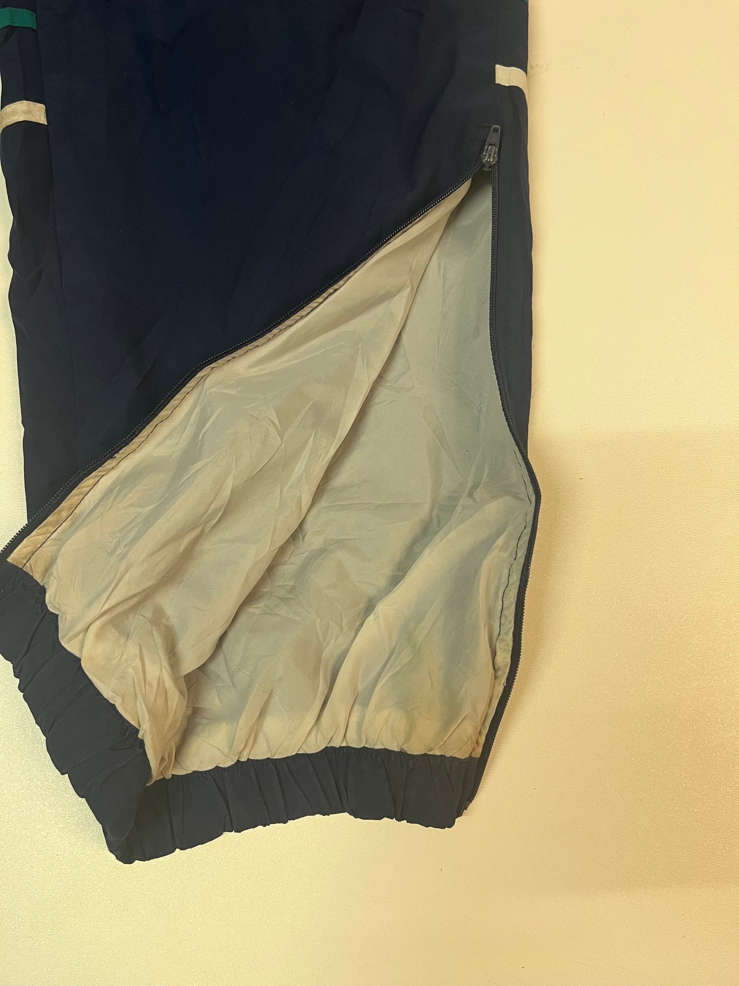 Entdecke unsere Vintage Track Pants von Nike und anderen Marken, erhältlich bei Valuxery.de - Dein Shop für trendige Vintage - Kleidung. Unsere Track Pants sind aus hochwertigen Materialien und