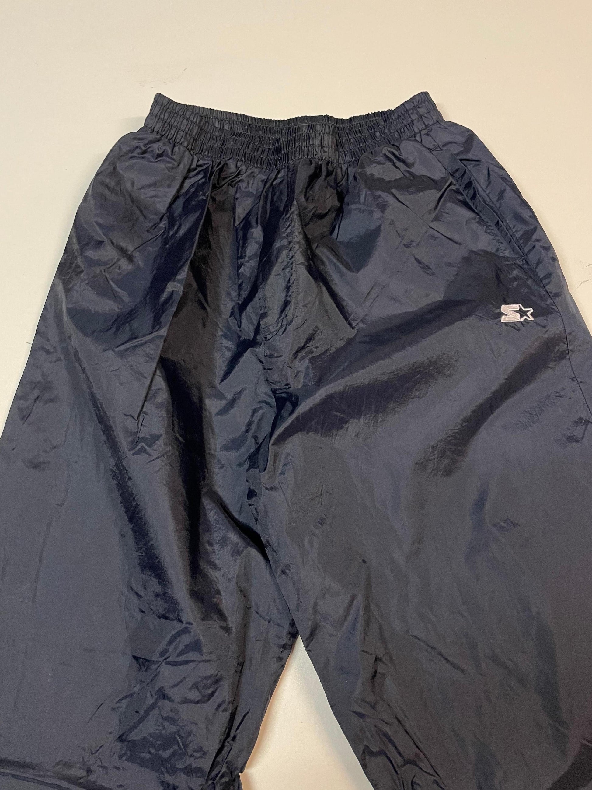 Entdecke unsere Vintage Track Pants von Nike und anderen Marken, erhältlich bei Valuxery.de - Dein Shop für trendige Vintage - Kleidung. Unsere Track Pants sind aus hochwertigen Materialien und
