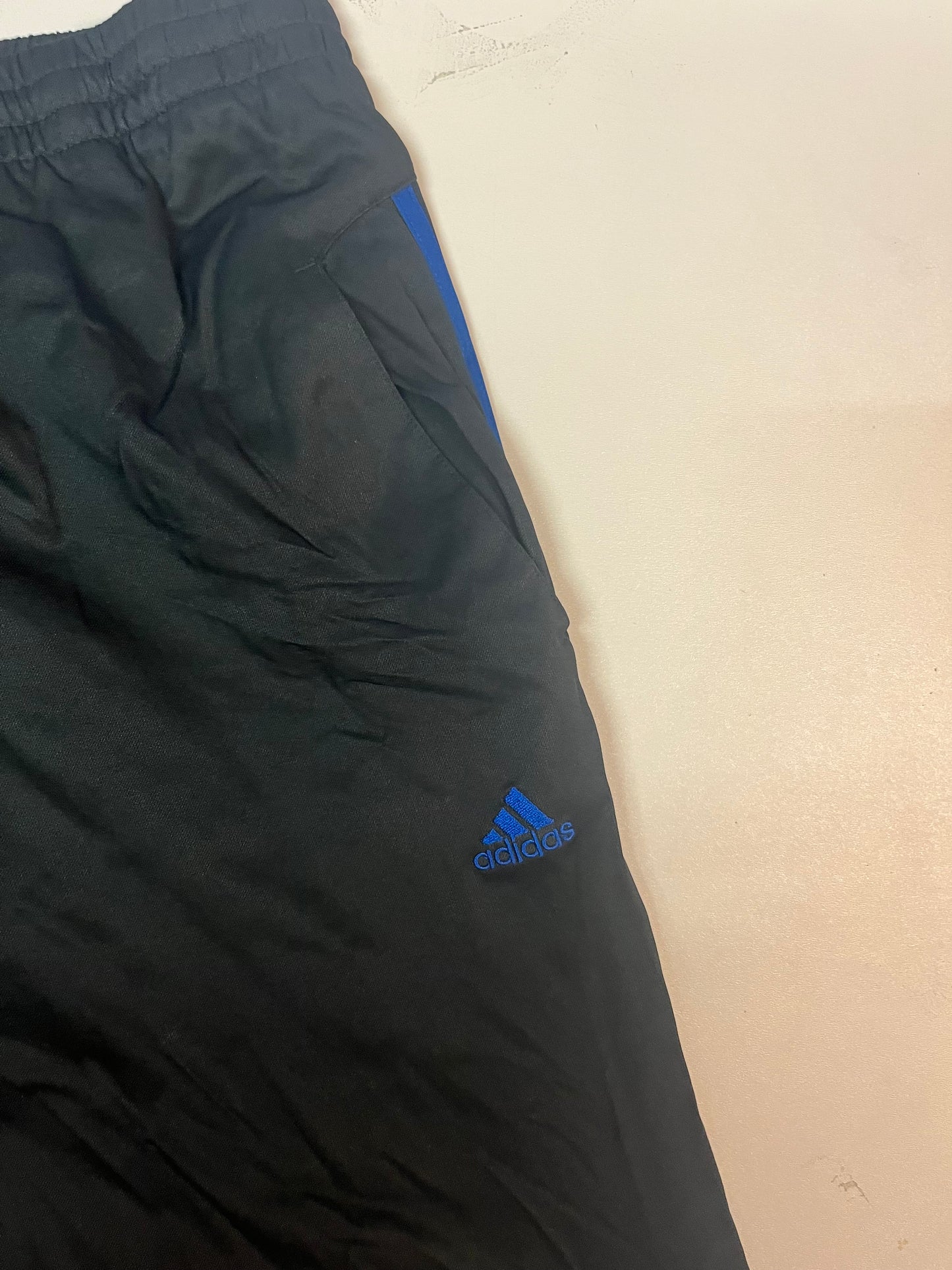 Entdecke unsere Vintage Track Pants von Nike und anderen Marken, erhältlich bei Valuxery.de - Dein Shop für trendige Vintage - Kleidung. Unsere Track Pants sind aus hochwertigen Materialien und