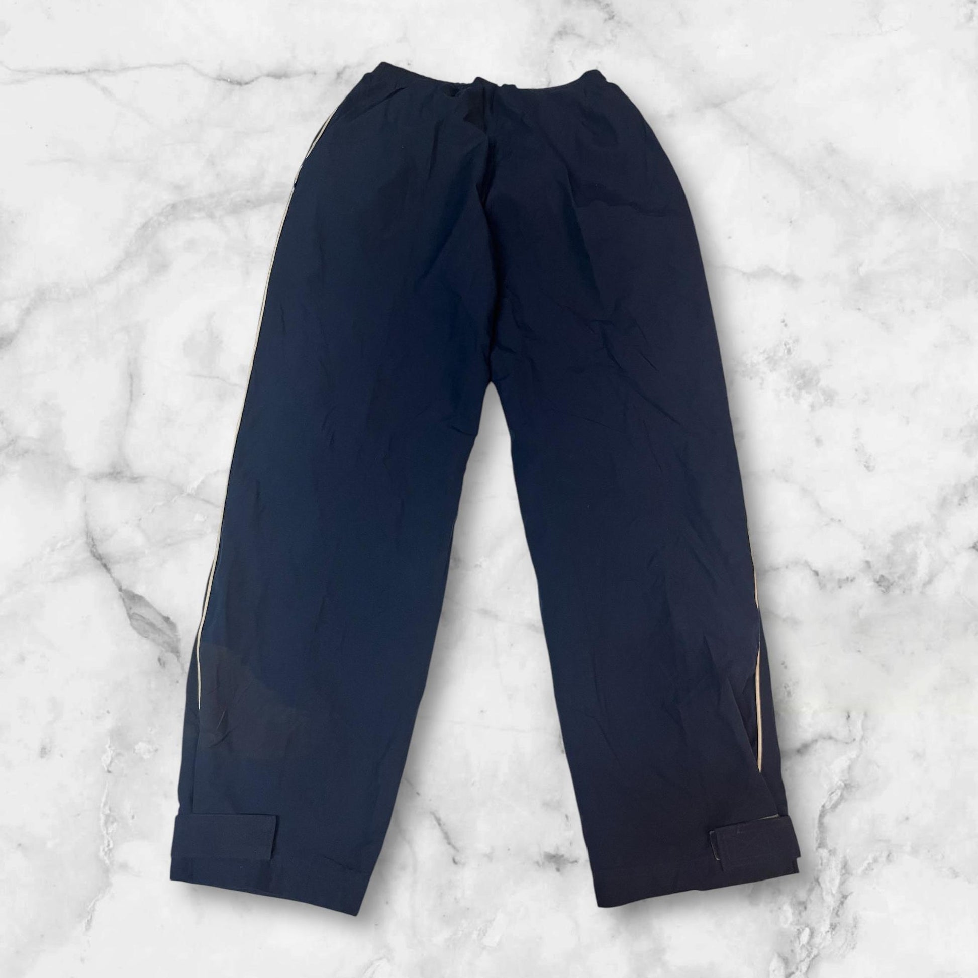 Entdecke unsere Vintage Track Pants von Nike und anderen Marken, erhältlich bei Valuxery.de - Dein Shop für trendige Vintage - Kleidung. Unsere Track Pants sind aus hochwertigen Materialien und