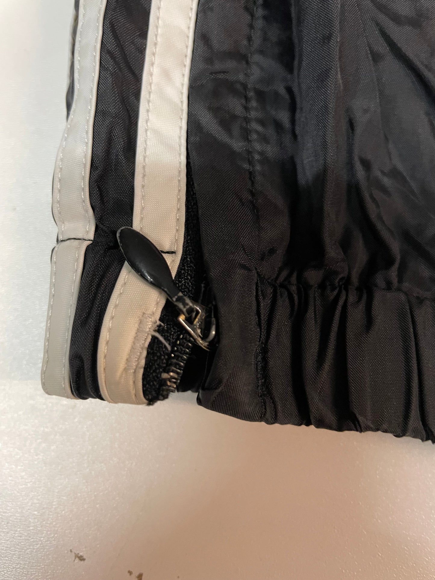 Entdecke unsere Vintage Track Pants von Nike und anderen Marken, erhältlich bei Valuxery.de - Dein Shop für trendige Vintage - Kleidung. Unsere Track Pants sind aus hochwertigen Materialien und