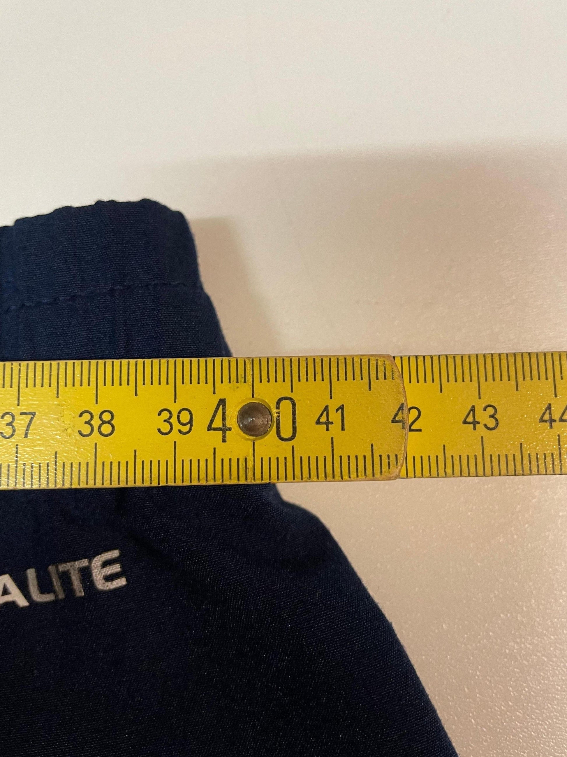 Entdecke unsere Vintage Track Pants von Nike und anderen Marken, erhältlich bei Valuxery.de - Dein Shop für trendige Vintage - Kleidung. Unsere Track Pants sind aus hochwertigen Materialien und