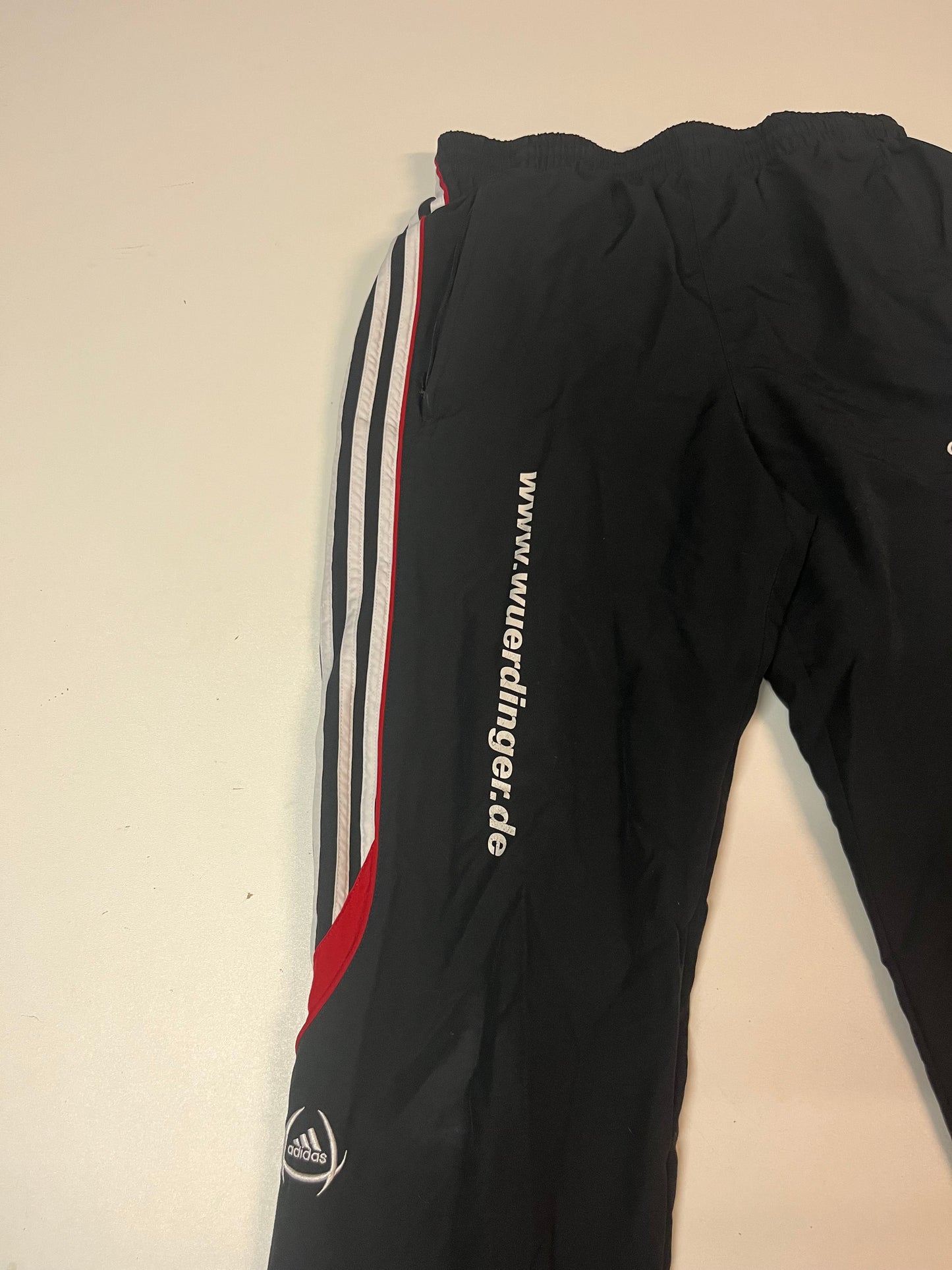 Entdecke unsere Vintage Track Pants von Nike und anderen Marken, erhältlich bei Valuxery.de - Dein Shop für trendige Vintage - Kleidung. Unsere Track Pants sind aus hochwertigen Materialien und