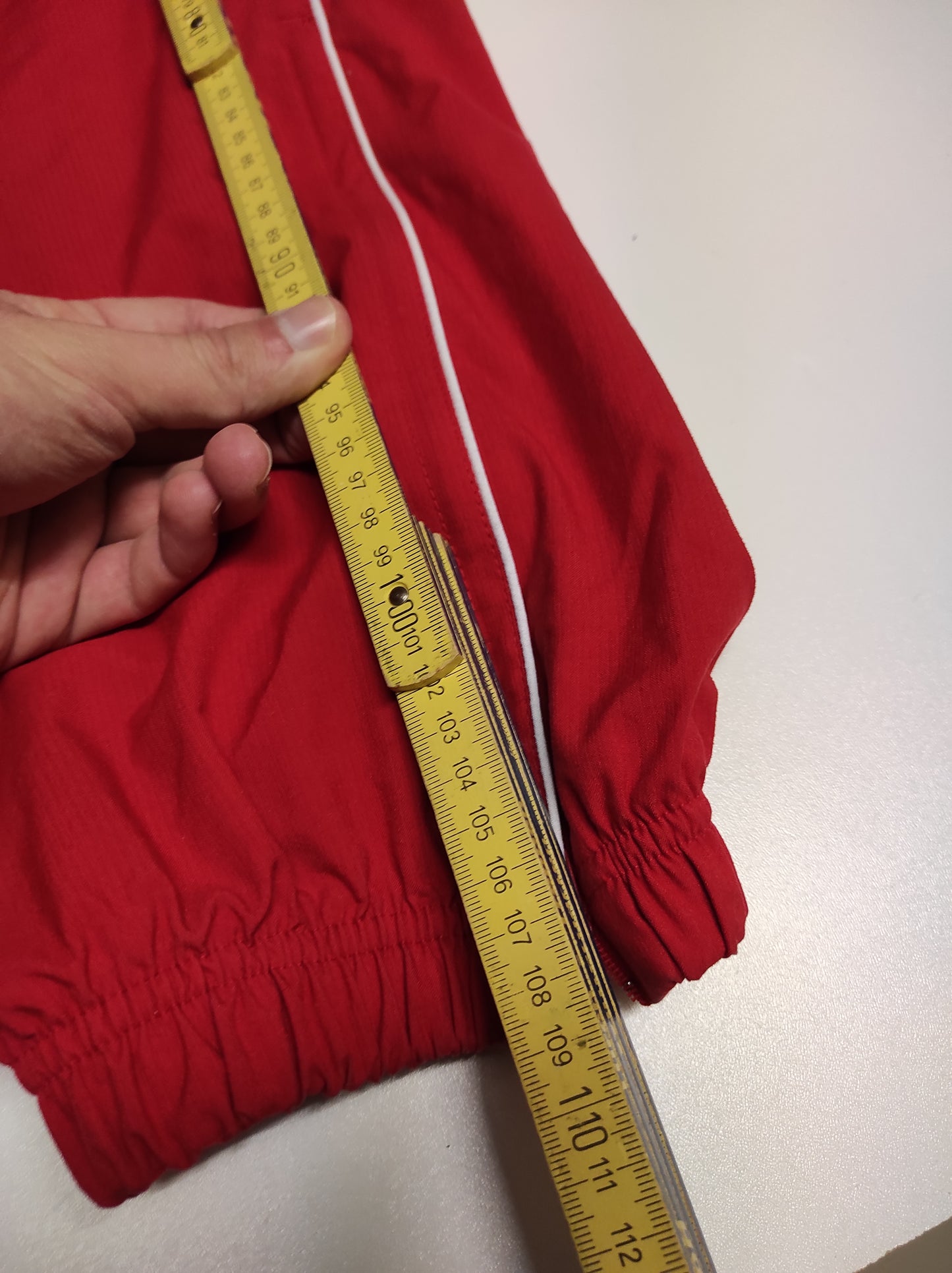 Entdecke unsere Vintage Track Pants von Nike und anderen Marken, erhältlich bei Valuxery.de - Dein Shop für trendige Vintage - Kleidung. Unsere Track Pants sind aus hochwertigen Materialien und