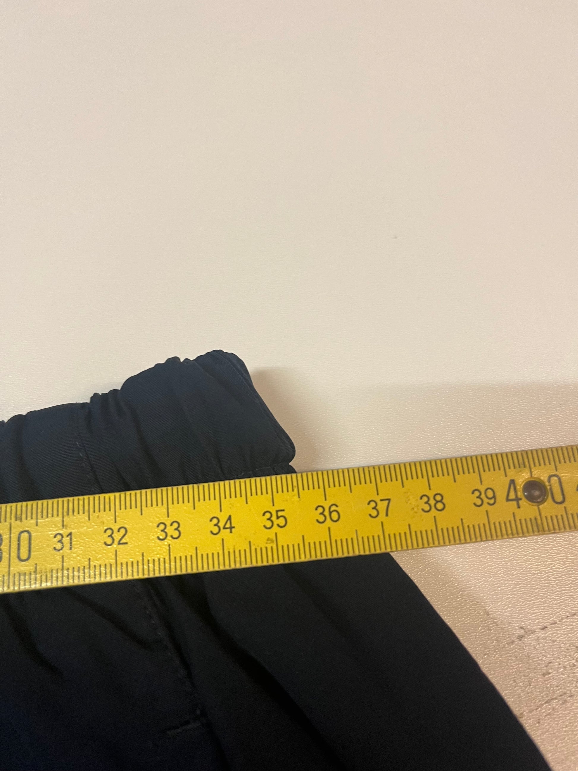 Entdecke unsere Vintage Track Pants von Nike und anderen Marken, erhältlich bei Valuxery.de - Dein Shop für trendige Vintage - Kleidung. Unsere Track Pants sind aus hochwertigen Materialien und