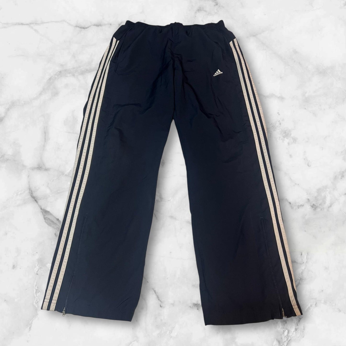 Entdecke unsere Vintage Track Pants von Nike und anderen Marken, erhältlich bei Valuxery.de - Dein Shop für trendige Vintage - Kleidung. Unsere Track Pants sind aus hochwertigen Materialien und