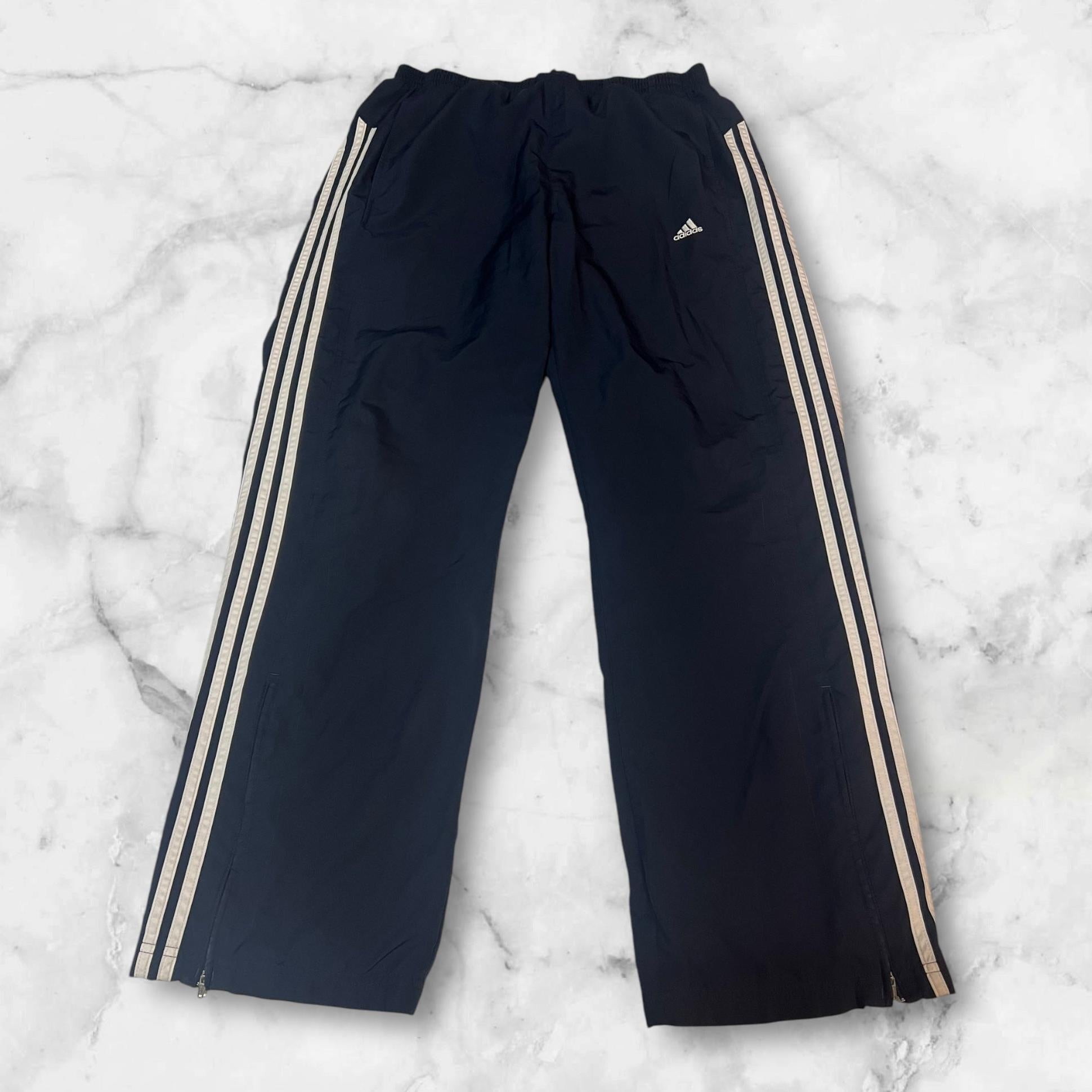 Entdecke unsere Vintage Track Pants von Nike und anderen Marken, erhältlich bei Valuxery.de - Dein Shop für trendige Vintage - Kleidung. Unsere Track Pants sind aus hochwertigen Materialien und