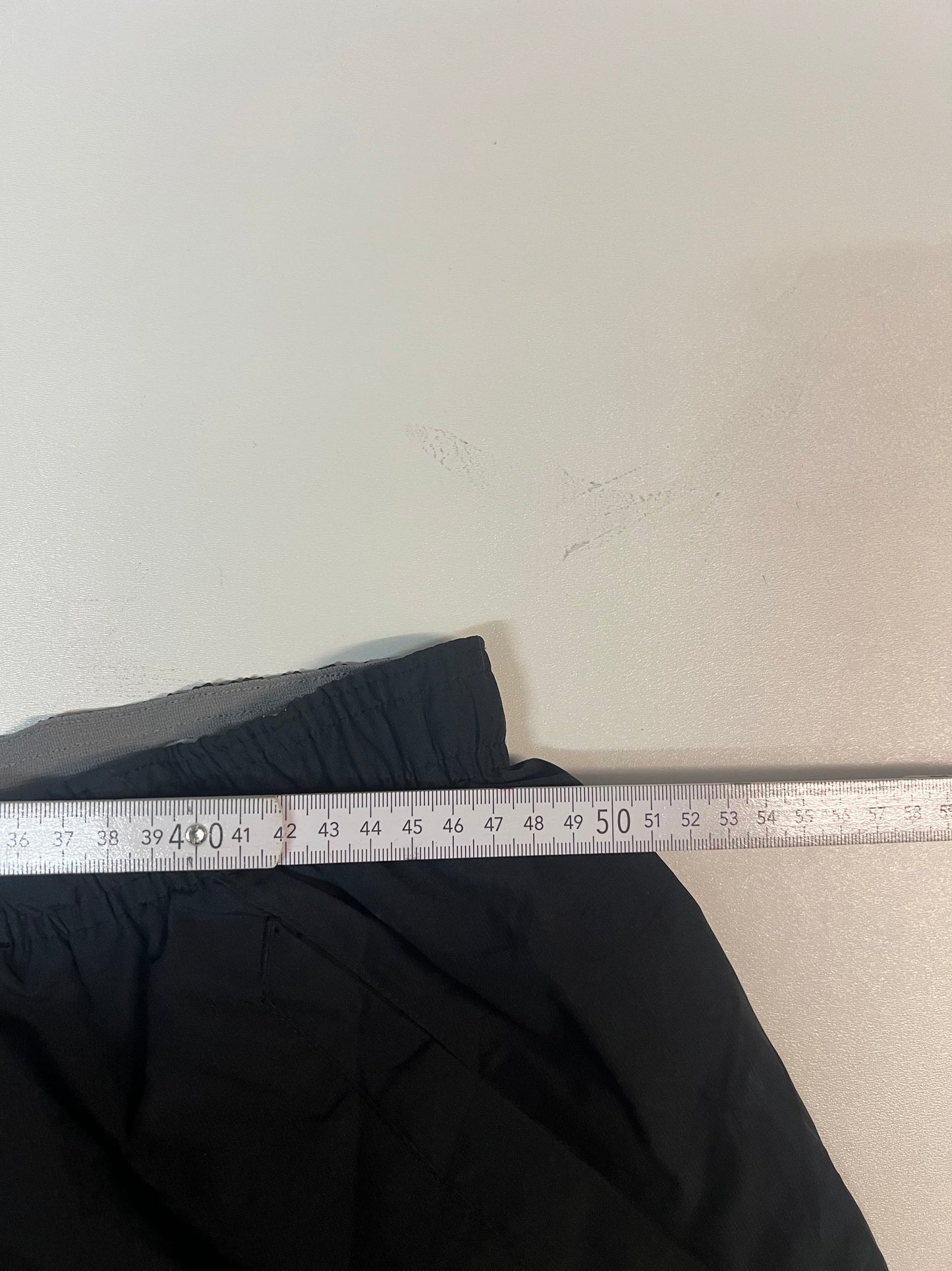 Entdecke unsere Vintage Track Pants von Nike und anderen Marken, erhältlich bei Valuxery.de - Dein Shop für trendige Vintage - Kleidung. Unsere Track Pants sind aus hochwertigen Materialien und
