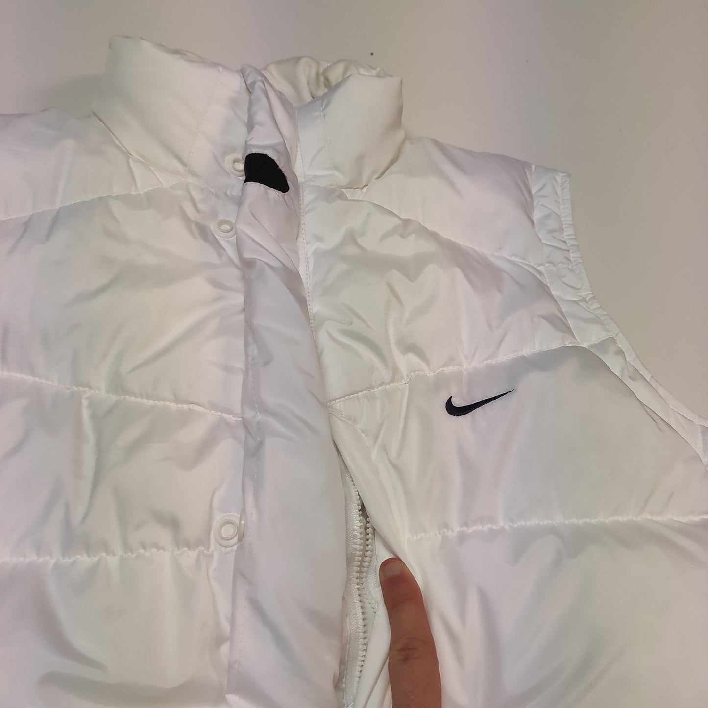 Entdecke unsere Vintage Track Pants von Nike und anderen Marken, erhältlich bei Valuxery.de - Dein Shop für trendige Vintage - Kleidung. Unsere Track Pants sind aus hochwertigen Materialien und