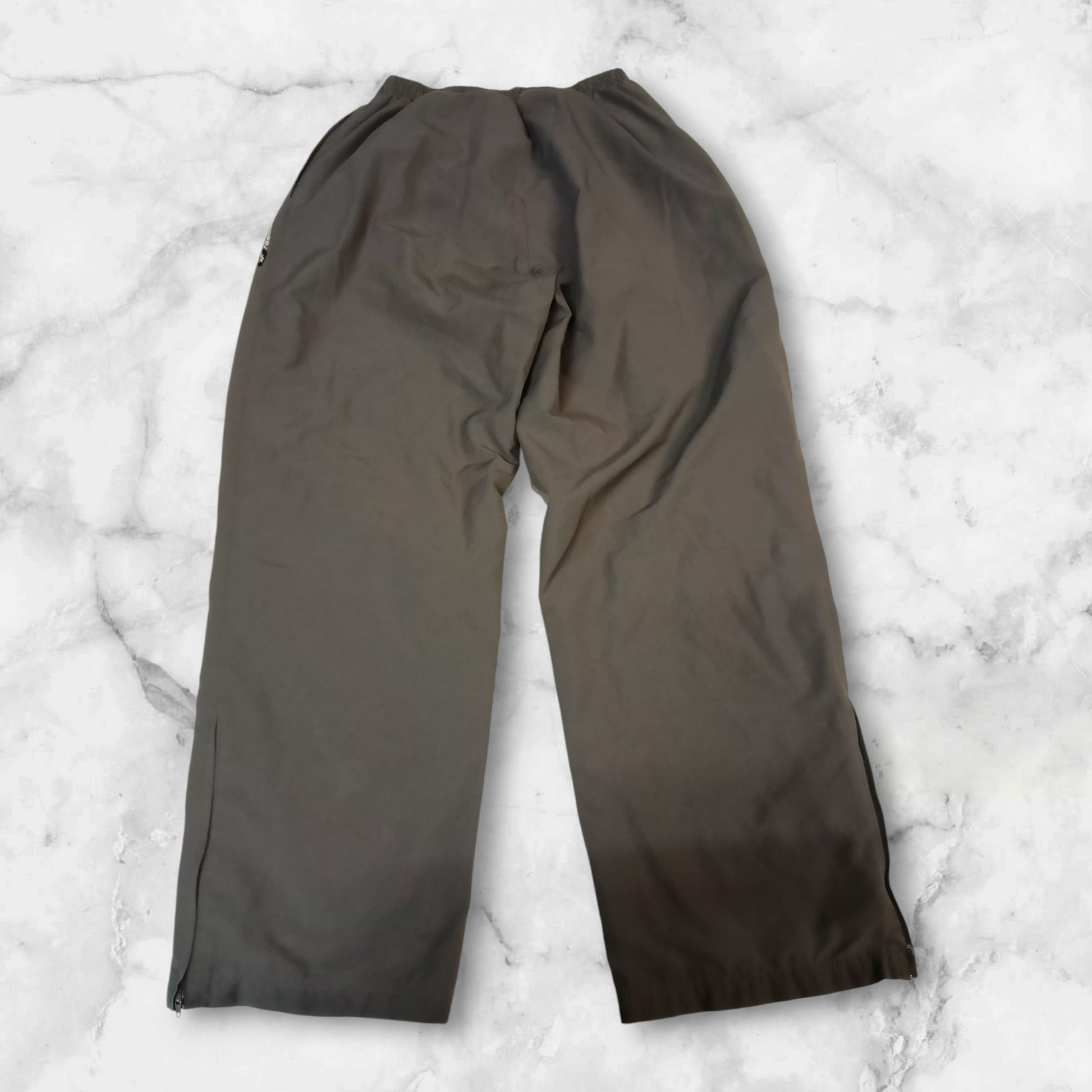Entdecke unsere Vintage Track Pants von Nike und anderen Marken, erhältlich bei Valuxery.de - Dein Shop für trendige Vintage - Kleidung. Unsere Track Pants sind aus hochwertigen Materialien und