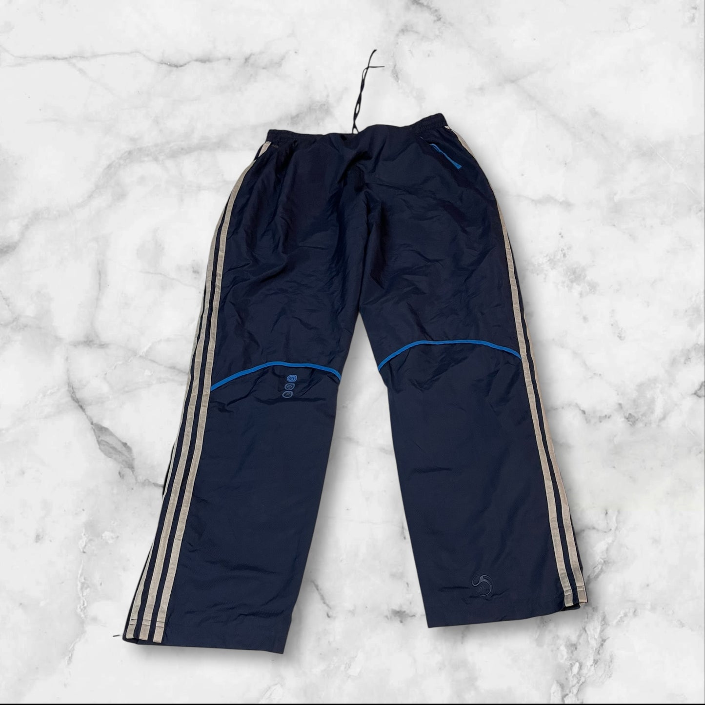Entdecke unsere Vintage Track Pants von Nike und anderen Marken, erhältlich bei Valuxery.de - Dein Shop für trendige Vintage - Kleidung. Unsere Track Pants sind aus hochwertigen Materialien und