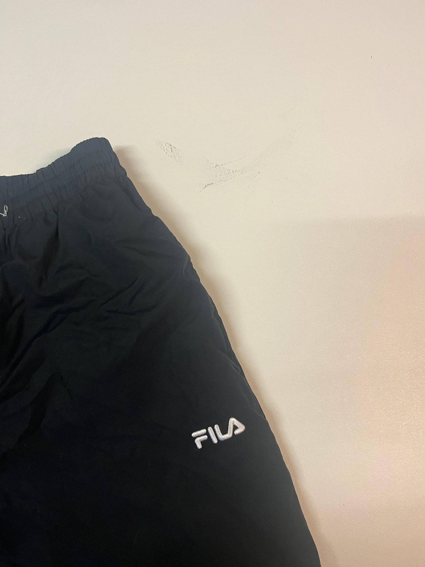 Entdecke unsere Vintage Track Pants von Nike und anderen Marken, erhältlich bei Valuxery.de - Dein Shop für trendige Vintage - Kleidung. Unsere Track Pants sind aus hochwertigen Materialien und