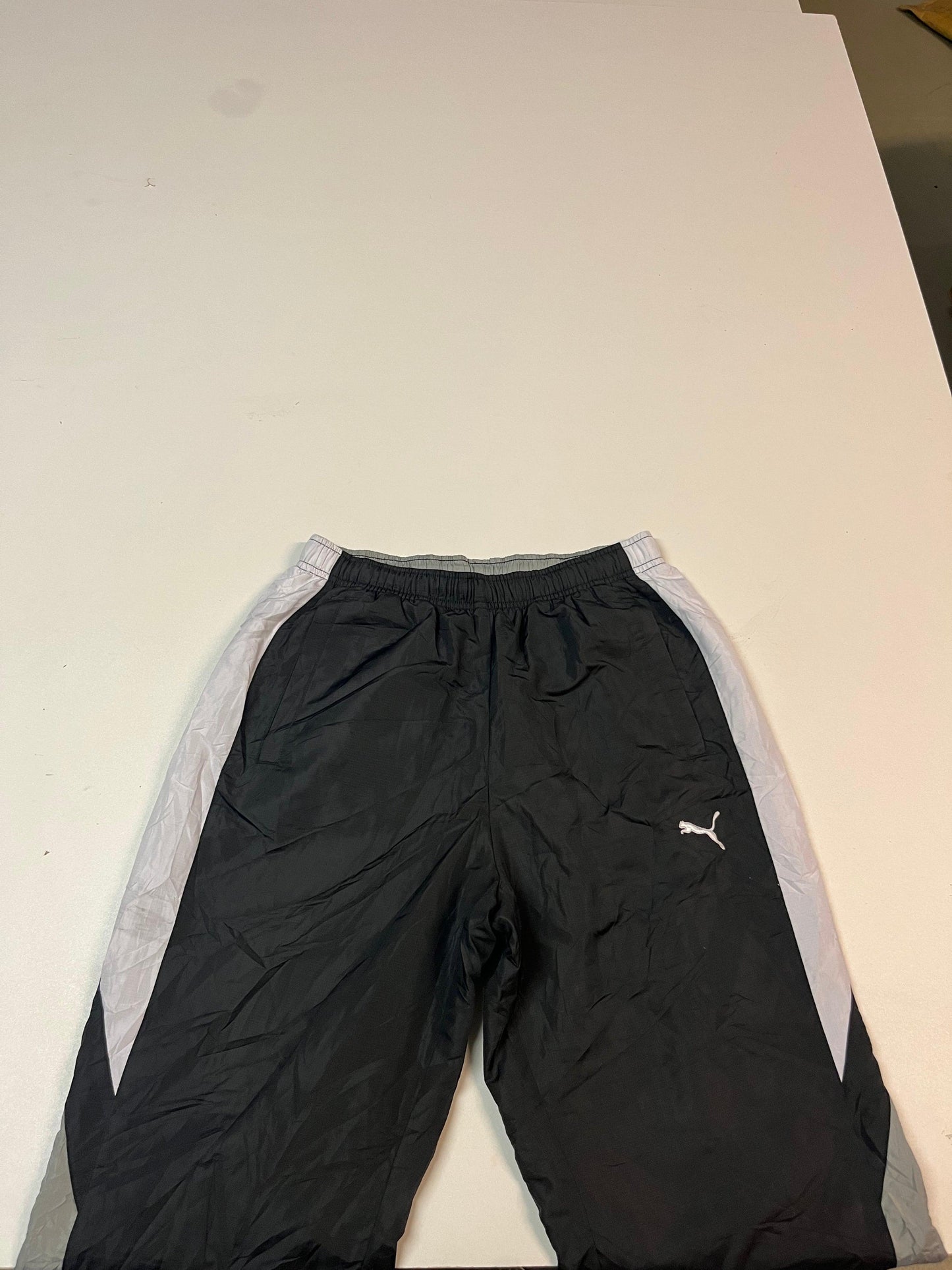 Entdecke unsere Vintage Track Pants von Nike und anderen Marken, erhältlich bei Valuxery.de - Dein Shop für trendige Vintage - Kleidung. Unsere Track Pants sind aus hochwertigen Materialien und