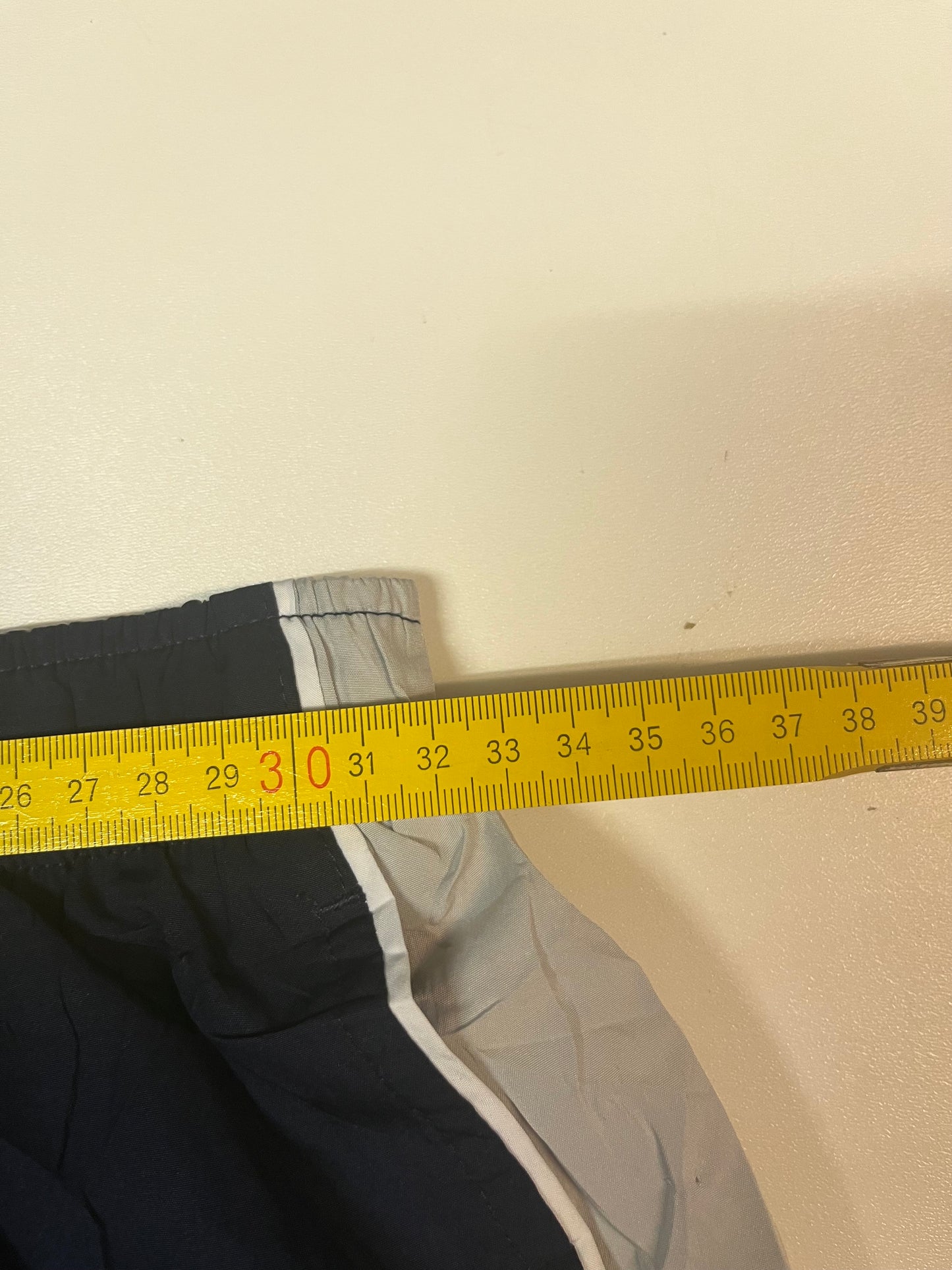 Entdecke unsere Vintage Track Pants von Nike und anderen Marken, erhältlich bei Valuxery.de - Dein Shop für trendige Vintage - Kleidung. Unsere Track Pants sind aus hochwertigen Materialien und