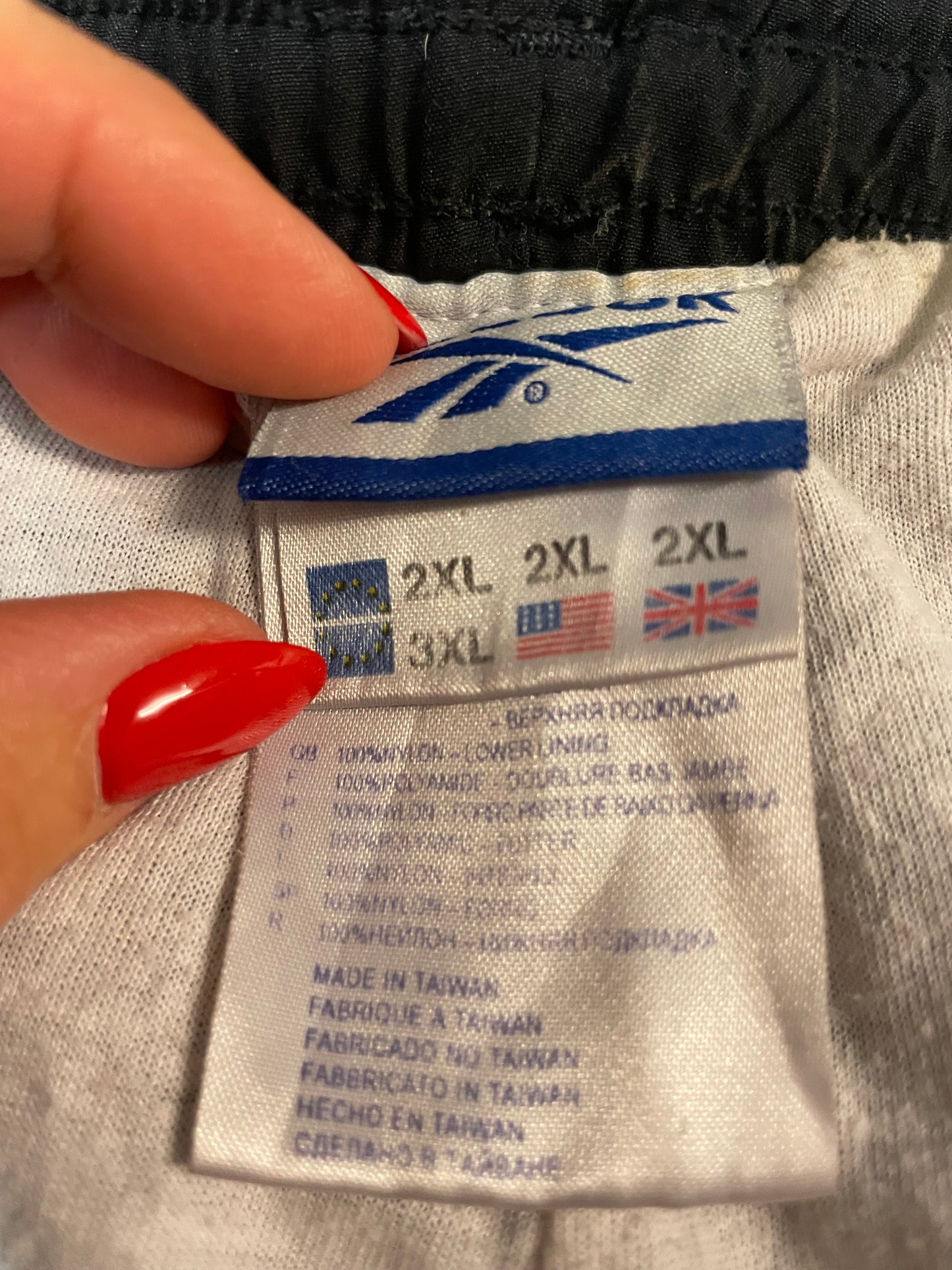 Entdecke unsere Vintage Track Pants von Nike und anderen Marken, erhältlich bei Valuxery.de - Dein Shop für trendige Vintage - Kleidung. Unsere Track Pants sind aus hochwertigen Materialien und