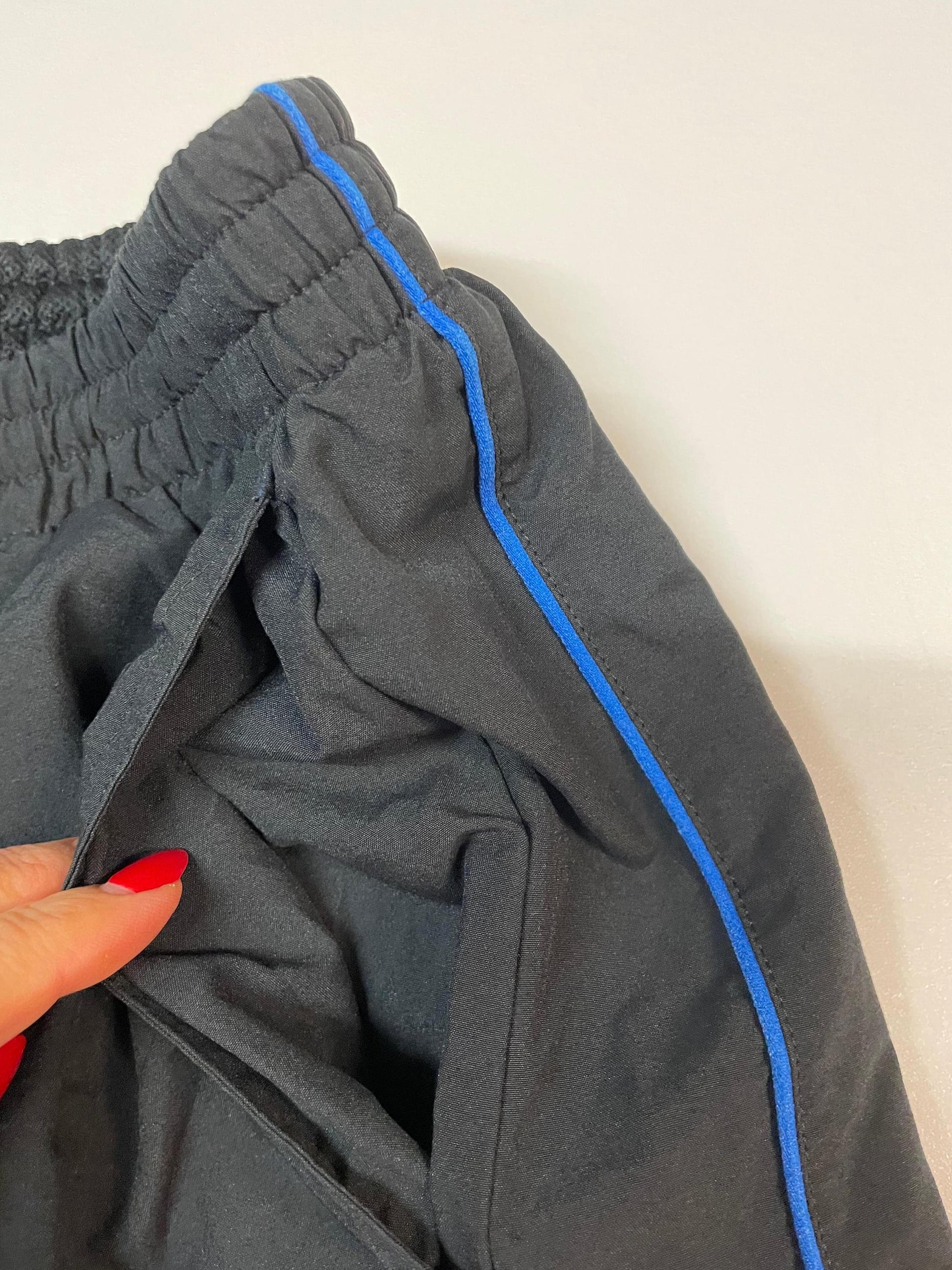 Entdecke unsere Vintage Track Pants von Nike und anderen Marken, erhältlich bei Valuxery.de - Dein Shop für trendige Vintage - Kleidung. Unsere Track Pants sind aus hochwertigen Materialien und