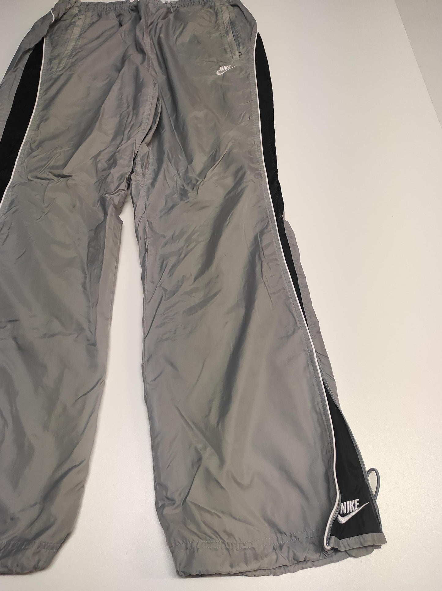 Entdecke unsere Vintage Track Pants von Nike und anderen Marken, erhältlich bei Valuxery.de - Dein Shop für trendige Vintage - Kleidung. Unsere Track Pants sind aus hochwertigen Materialien und