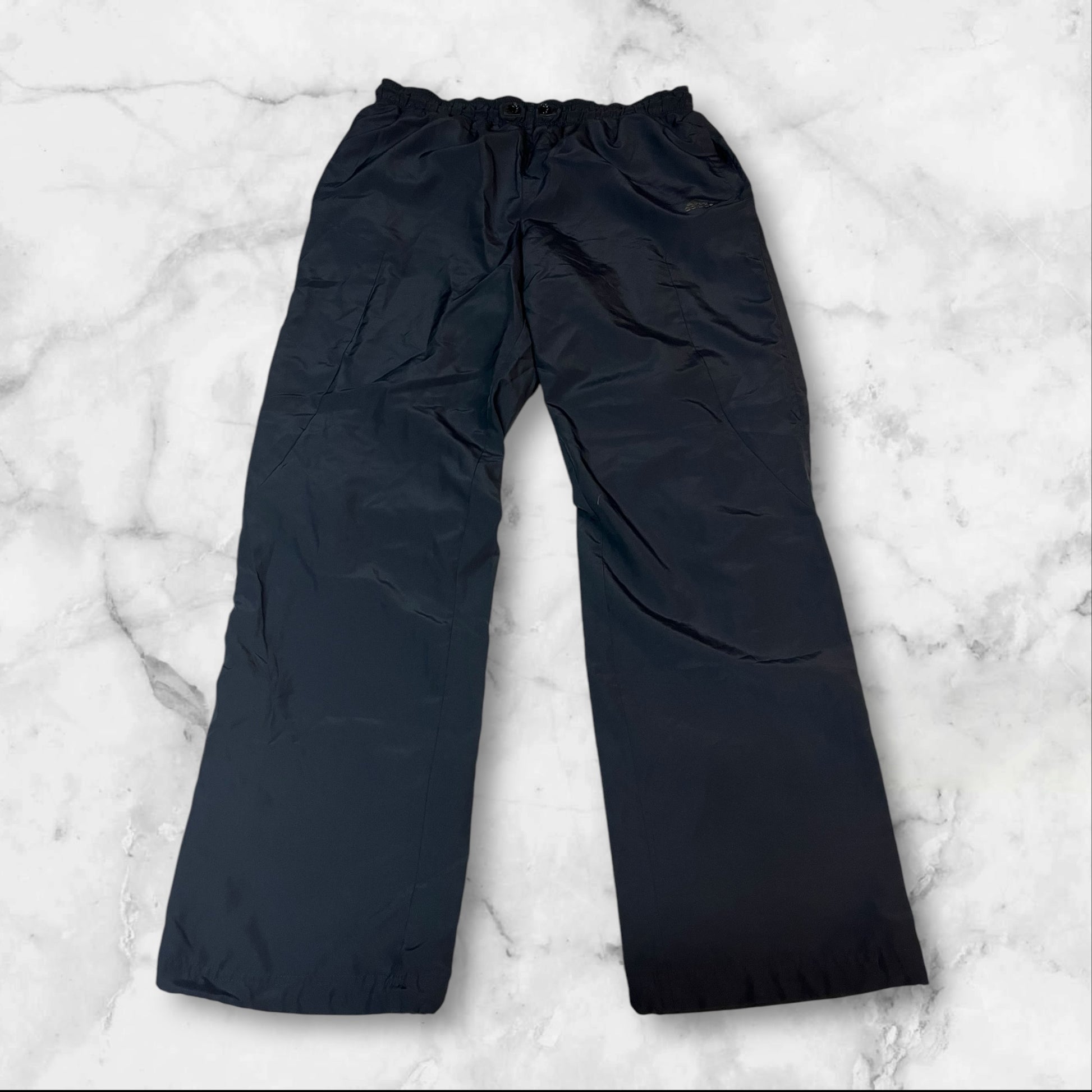 Entdecke unsere Vintage Track Pants von Nike und anderen Marken, erhältlich bei Valuxery.de - Dein Shop für trendige Vintage - Kleidung. Unsere Track Pants sind aus hochwertigen Materialien und