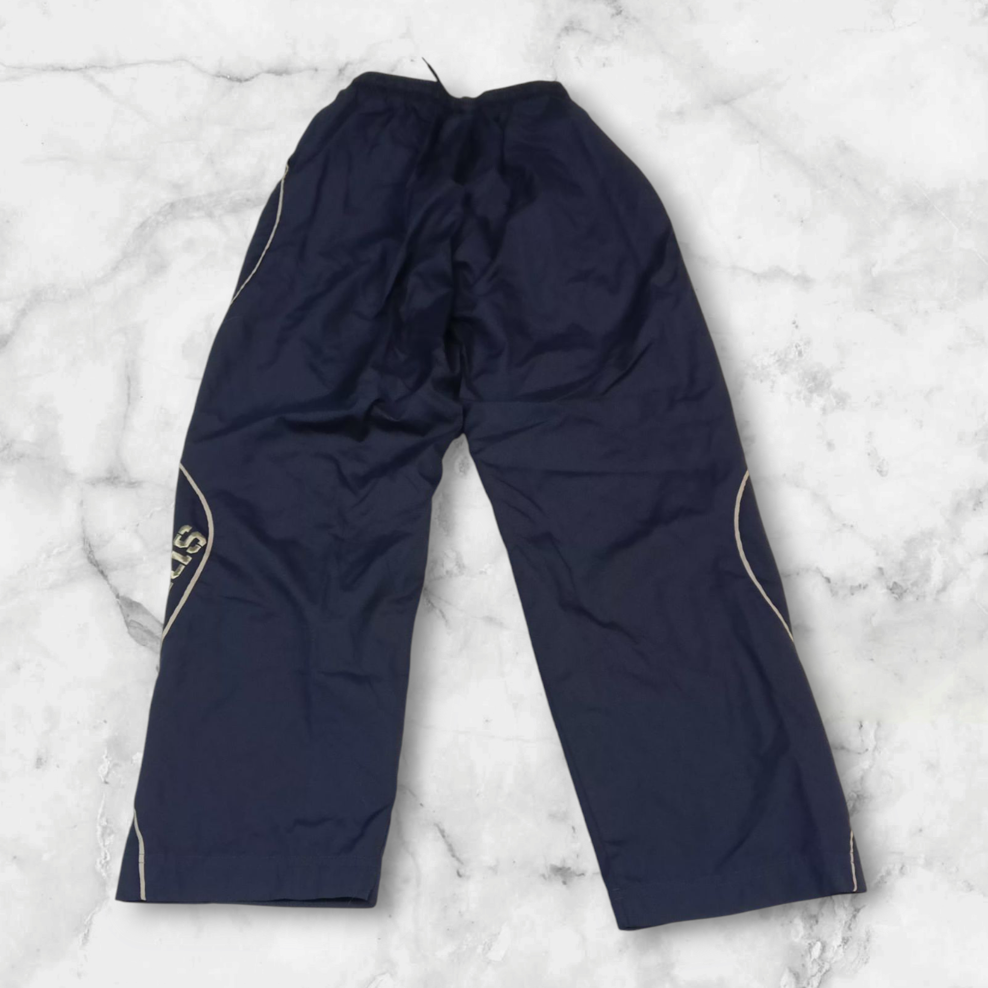 Entdecke unsere Vintage Track Pants von Nike und anderen Marken, erhältlich bei Valuxery.de - Dein Shop für trendige Vintage - Kleidung. Unsere Track Pants sind aus hochwertigen Materialien und