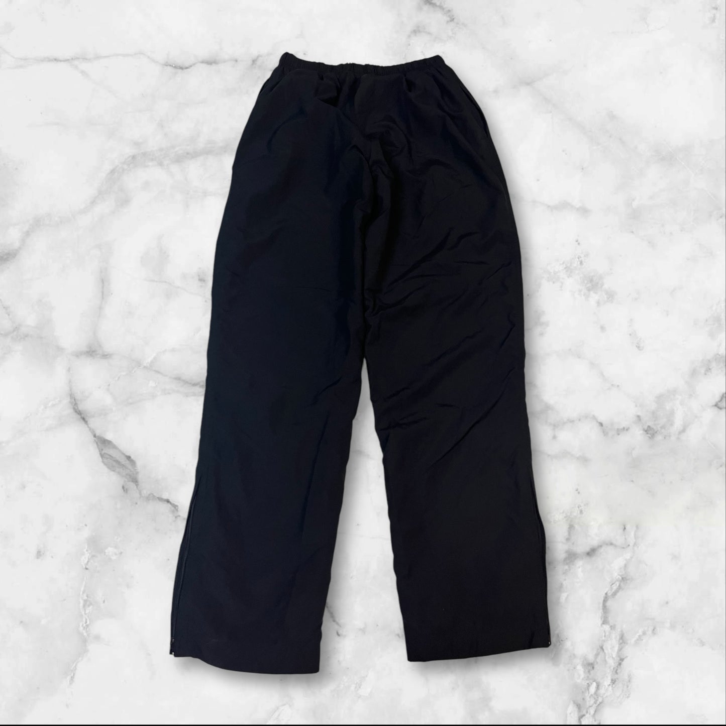 Entdecke unsere Vintage Track Pants von Nike und anderen Marken, erhältlich bei Valuxery.de - Dein Shop für trendige Vintage - Kleidung. Unsere Track Pants sind aus hochwertigen Materialien und