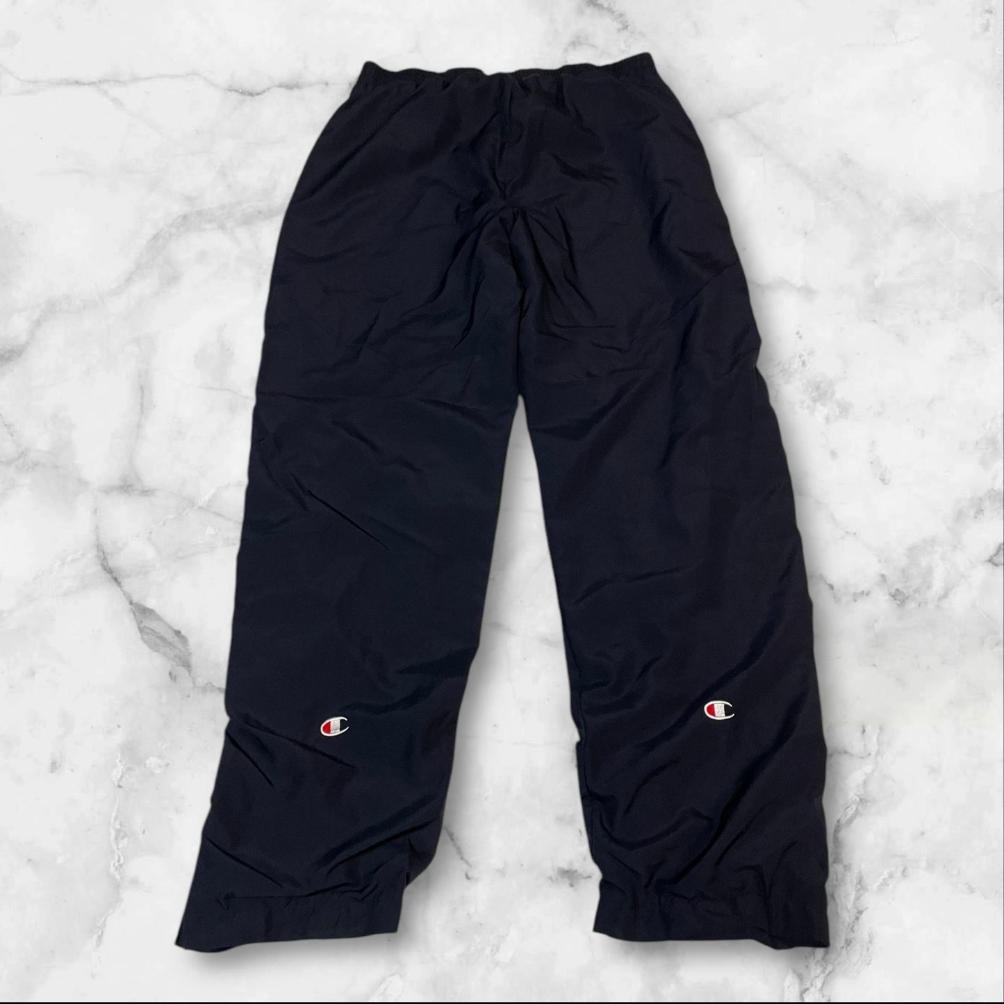 Entdecke unsere Vintage Track Pants von Nike und anderen Marken, erhältlich bei Valuxery.de - Dein Shop für trendige Vintage - Kleidung. Unsere Track Pants sind aus hochwertigen Materialien und