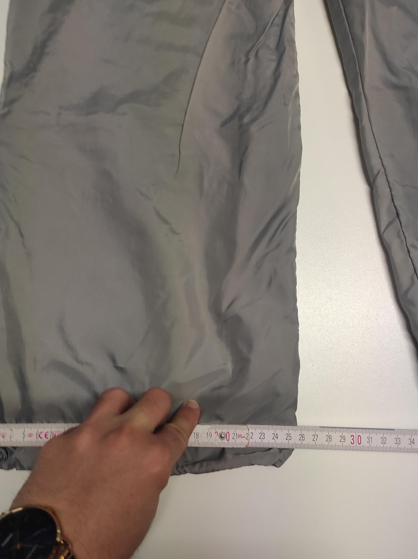 Entdecke unsere Vintage Track Pants von Nike und anderen Marken, erhältlich bei Valuxery.de - Dein Shop für trendige Vintage - Kleidung. Unsere Track Pants sind aus hochwertigen Materialien und
