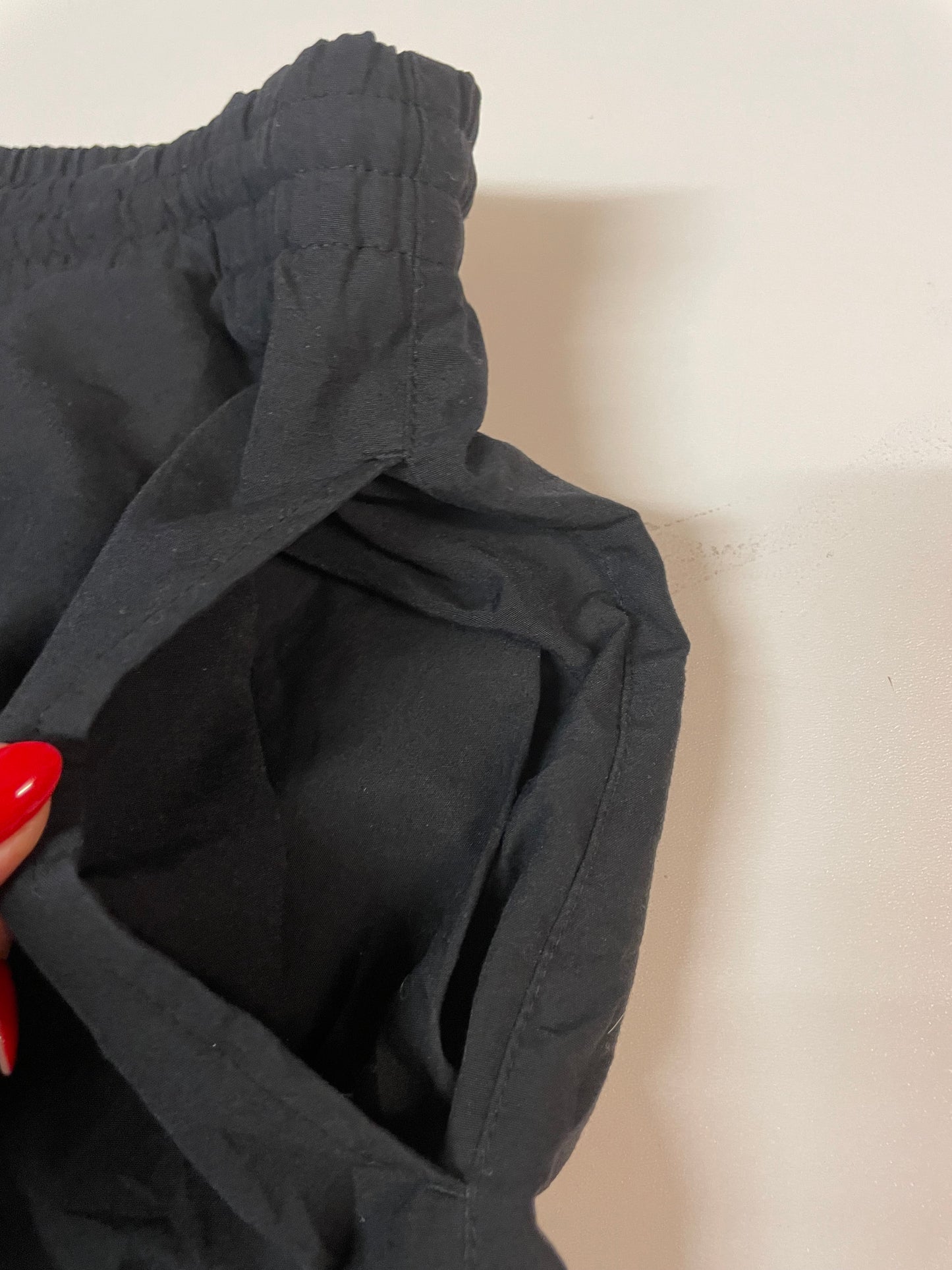 Entdecke unsere Vintage Track Pants von Nike und anderen Marken, erhältlich bei Valuxery.de - Dein Shop für trendige Vintage - Kleidung. Unsere Track Pants sind aus hochwertigen Materialien und