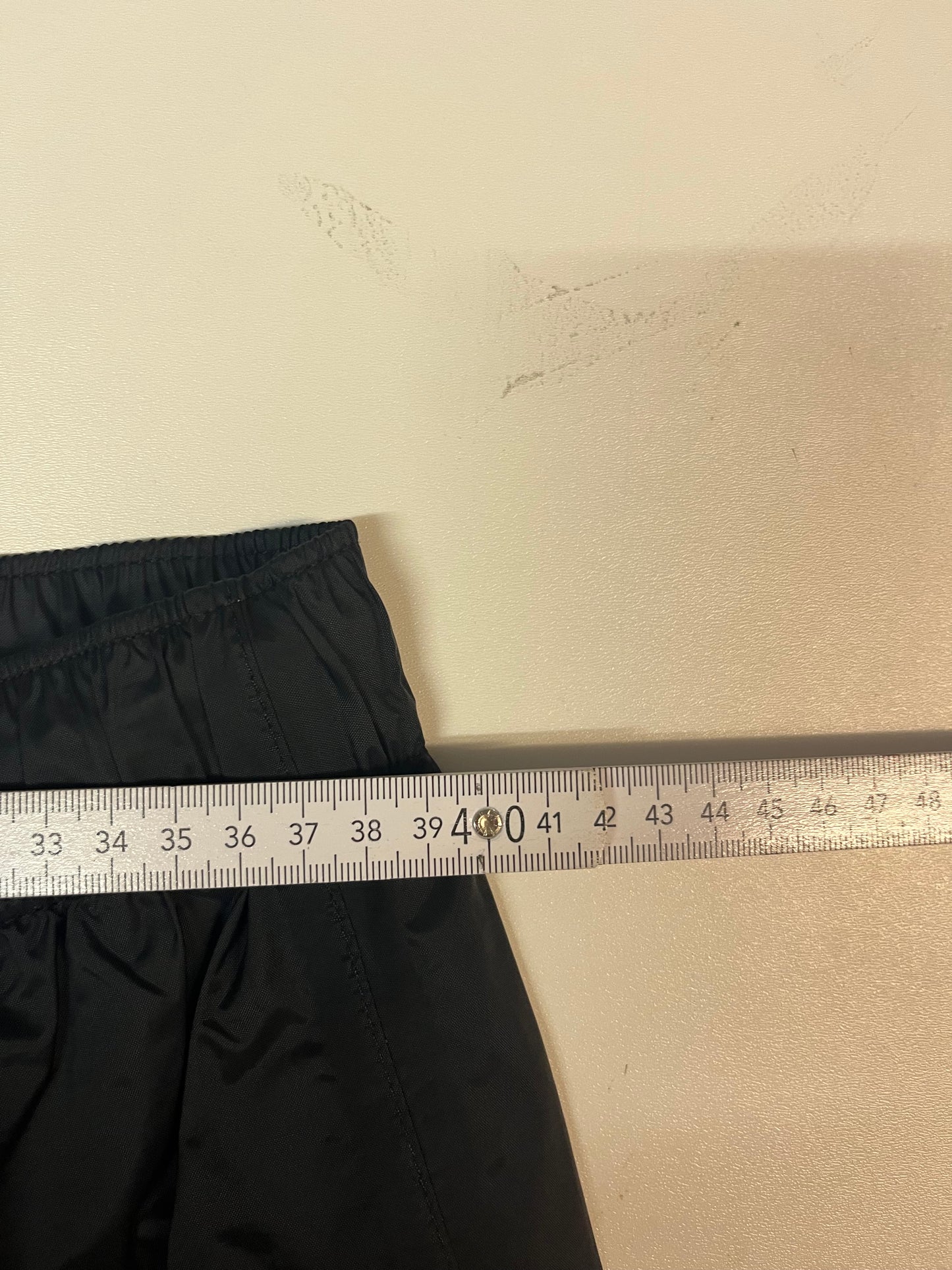 Entdecke unsere Vintage Track Pants von Nike und anderen Marken, erhältlich bei Valuxery.de - Dein Shop für trendige Vintage - Kleidung. Unsere Track Pants sind aus hochwertigen Materialien und