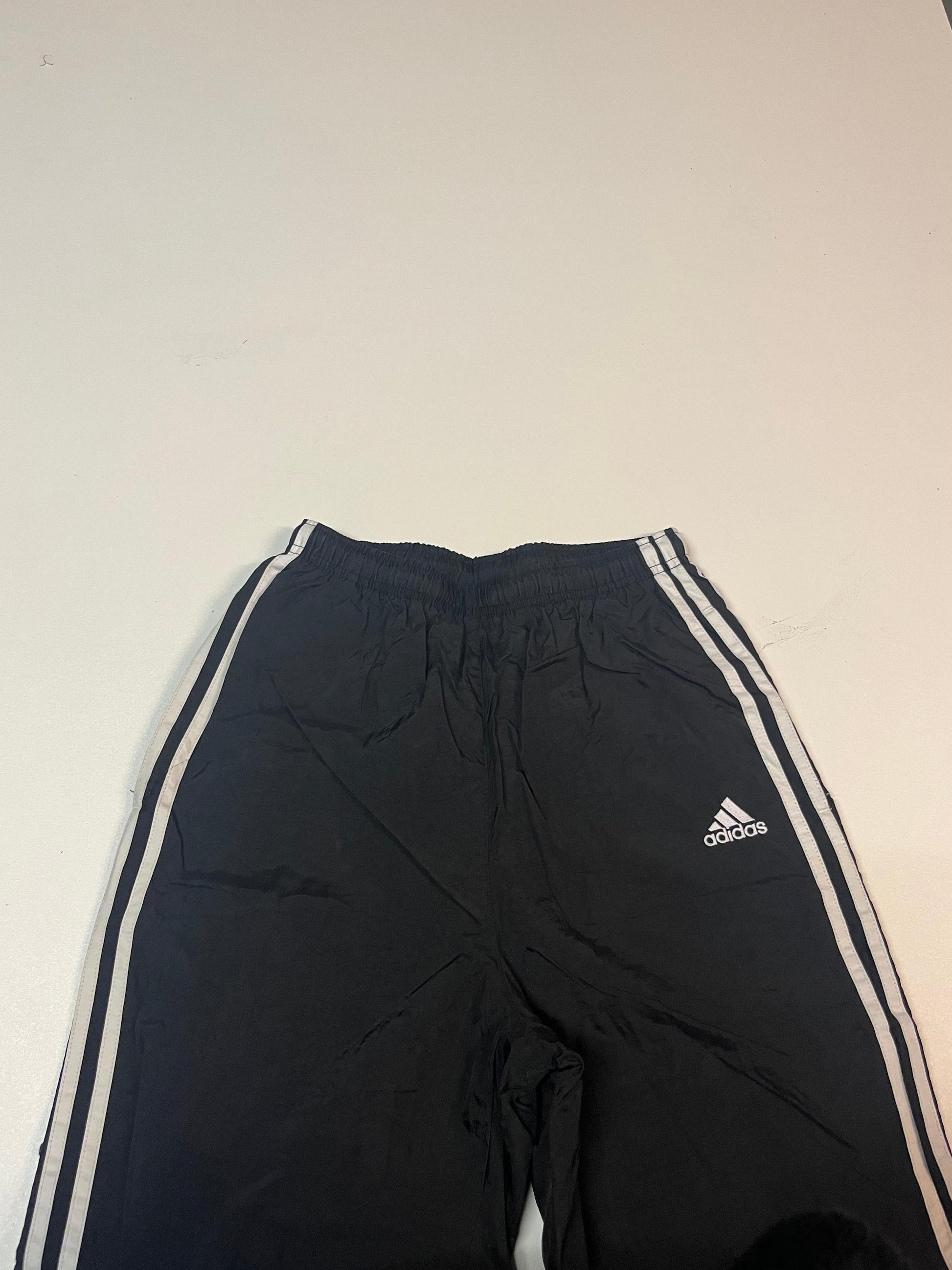 Entdecke unsere Vintage Track Pants von Nike und anderen Marken, erhältlich bei Valuxery.de - Dein Shop für trendige Vintage - Kleidung. Unsere Track Pants sind aus hochwertigen Materialien und