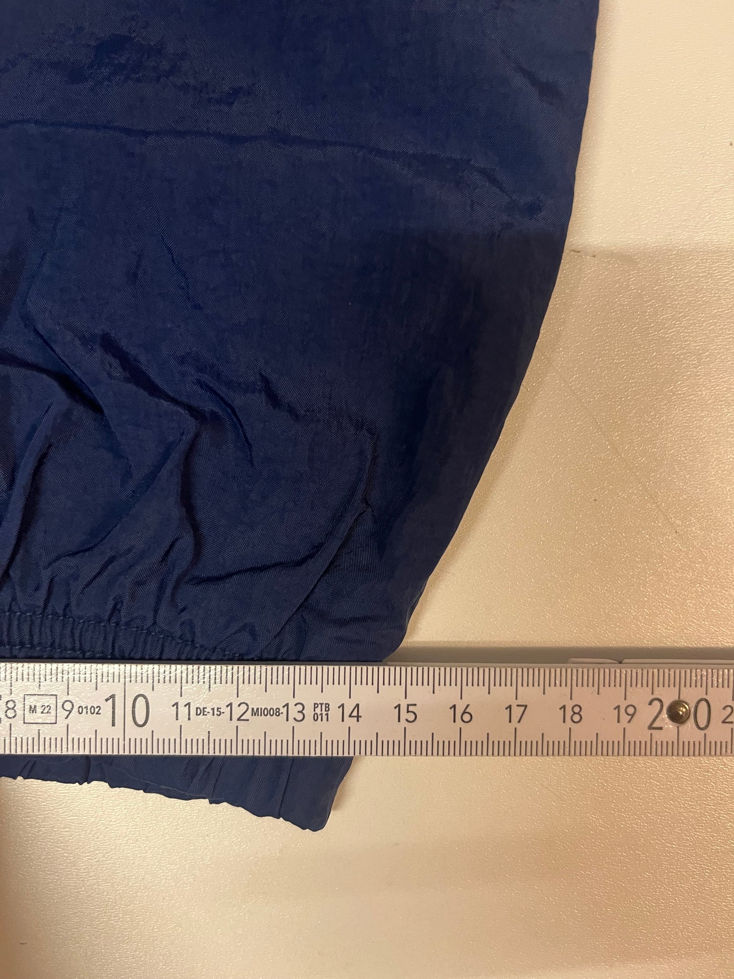 Entdecke unsere Vintage Track Pants von Nike und anderen Marken, erhältlich bei Valuxery.de - Dein Shop für trendige Vintage - Kleidung. Unsere Track Pants sind aus hochwertigen Materialien und