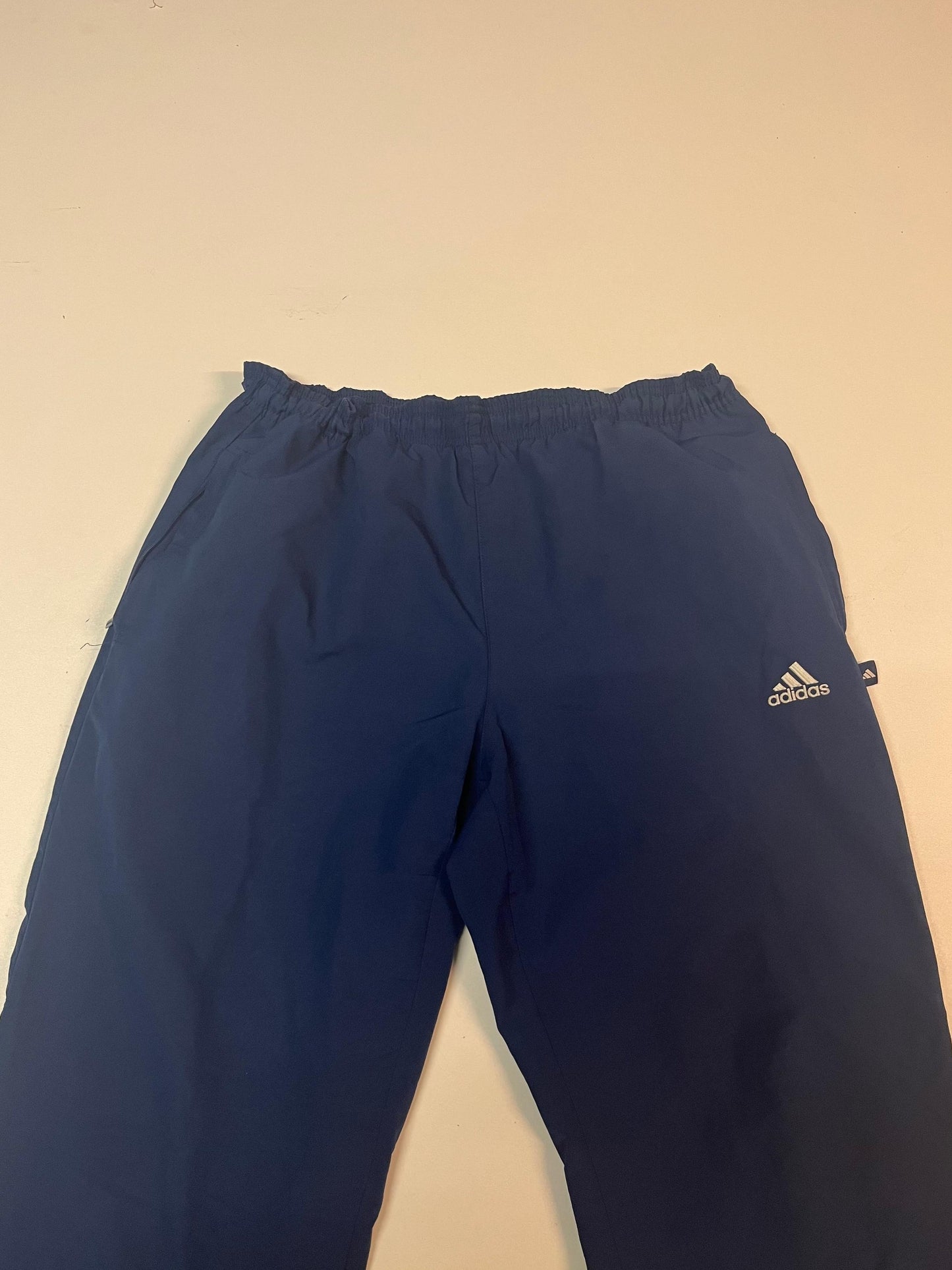 Entdecke unsere Vintage Track Pants von Nike und anderen Marken, erhältlich bei Valuxery.de - Dein Shop für trendige Vintage - Kleidung. Unsere Track Pants sind aus hochwertigen Materialien und