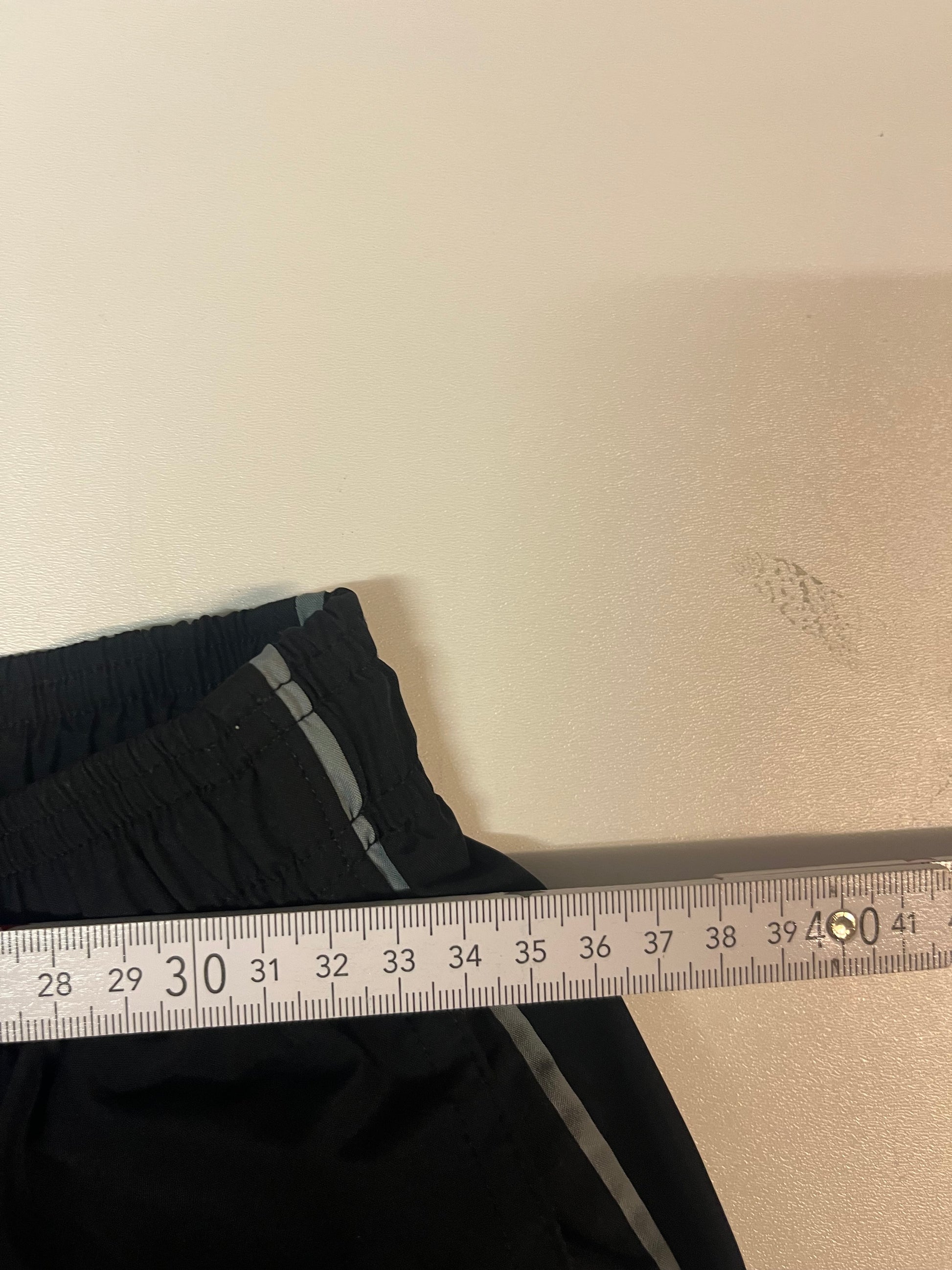 Entdecke unsere Vintage Track Pants von Nike und anderen Marken, erhältlich bei Valuxery.de - Dein Shop für trendige Vintage - Kleidung. Unsere Track Pants sind aus hochwertigen Materialien und