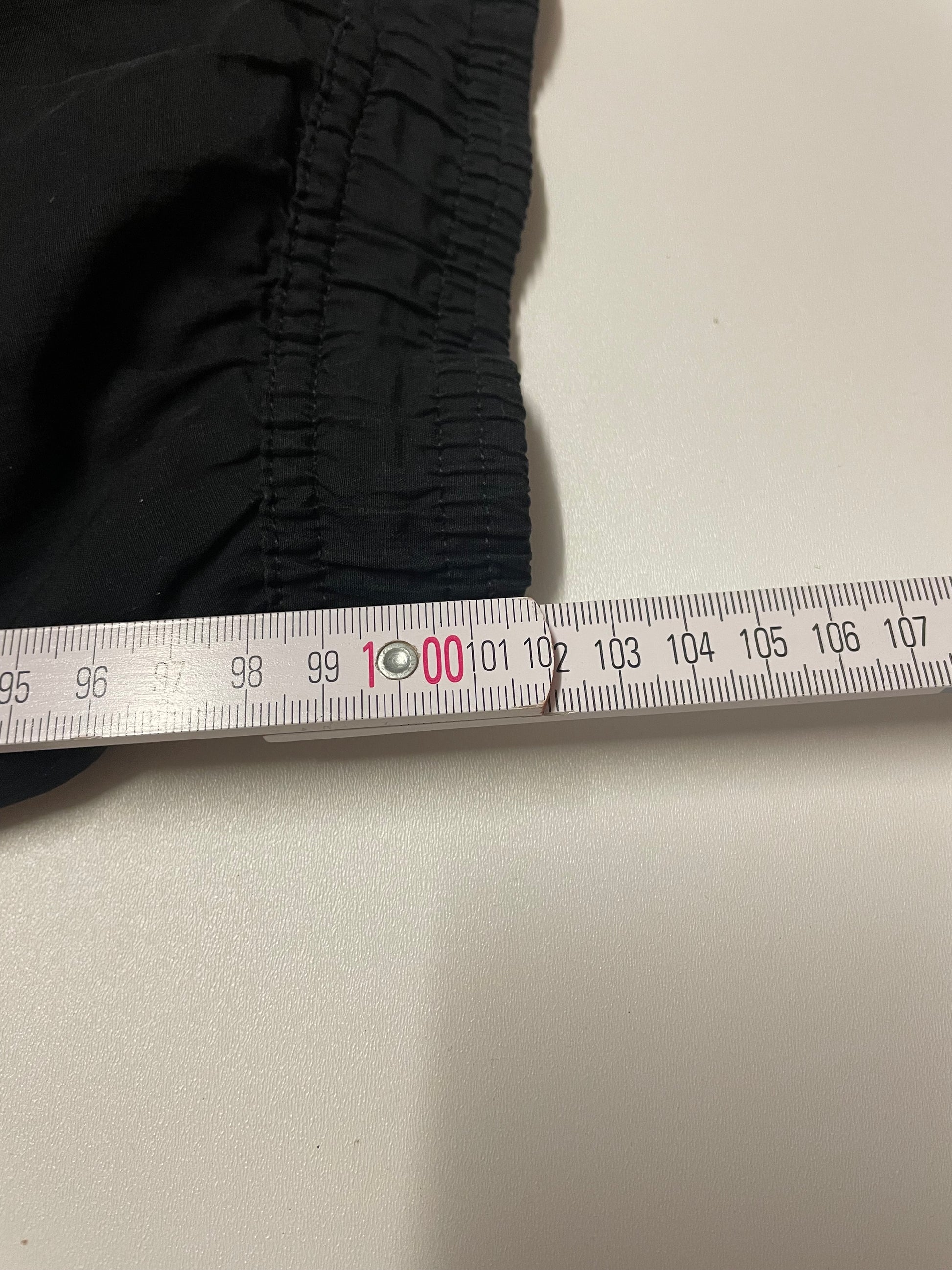 Entdecke unsere Vintage Track Pants von Nike und anderen Marken, erhältlich bei Valuxery.de - Dein Shop für trendige Vintage - Kleidung. Unsere Track Pants sind aus hochwertigen Materialien und