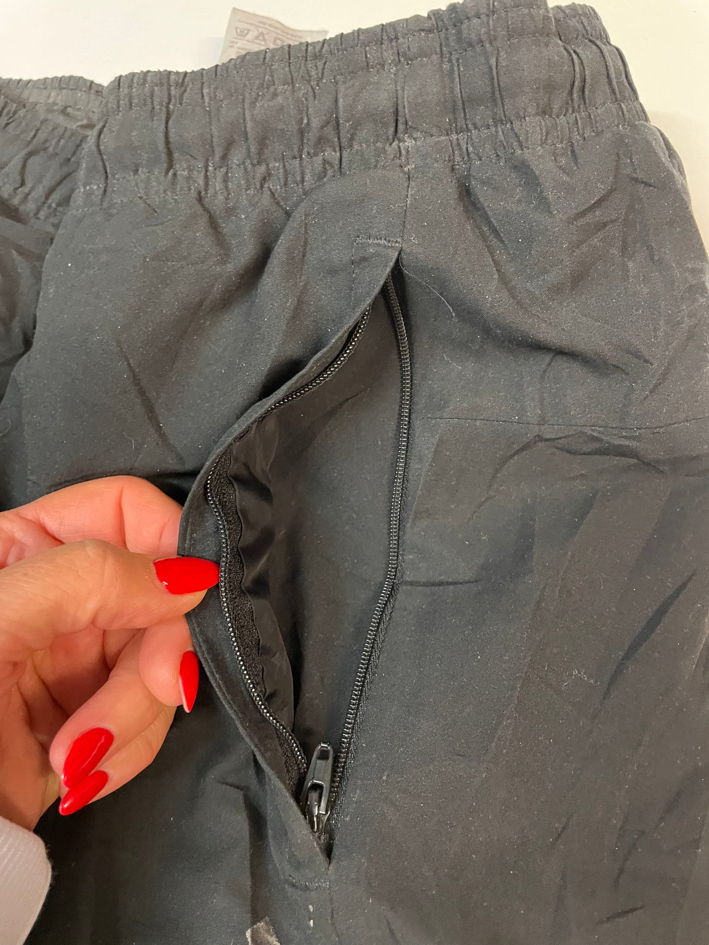 Entdecke unsere Vintage Track Pants von Nike und anderen Marken, erhältlich bei Valuxery.de - Dein Shop für trendige Vintage - Kleidung. Unsere Track Pants sind aus hochwertigen Materialien und