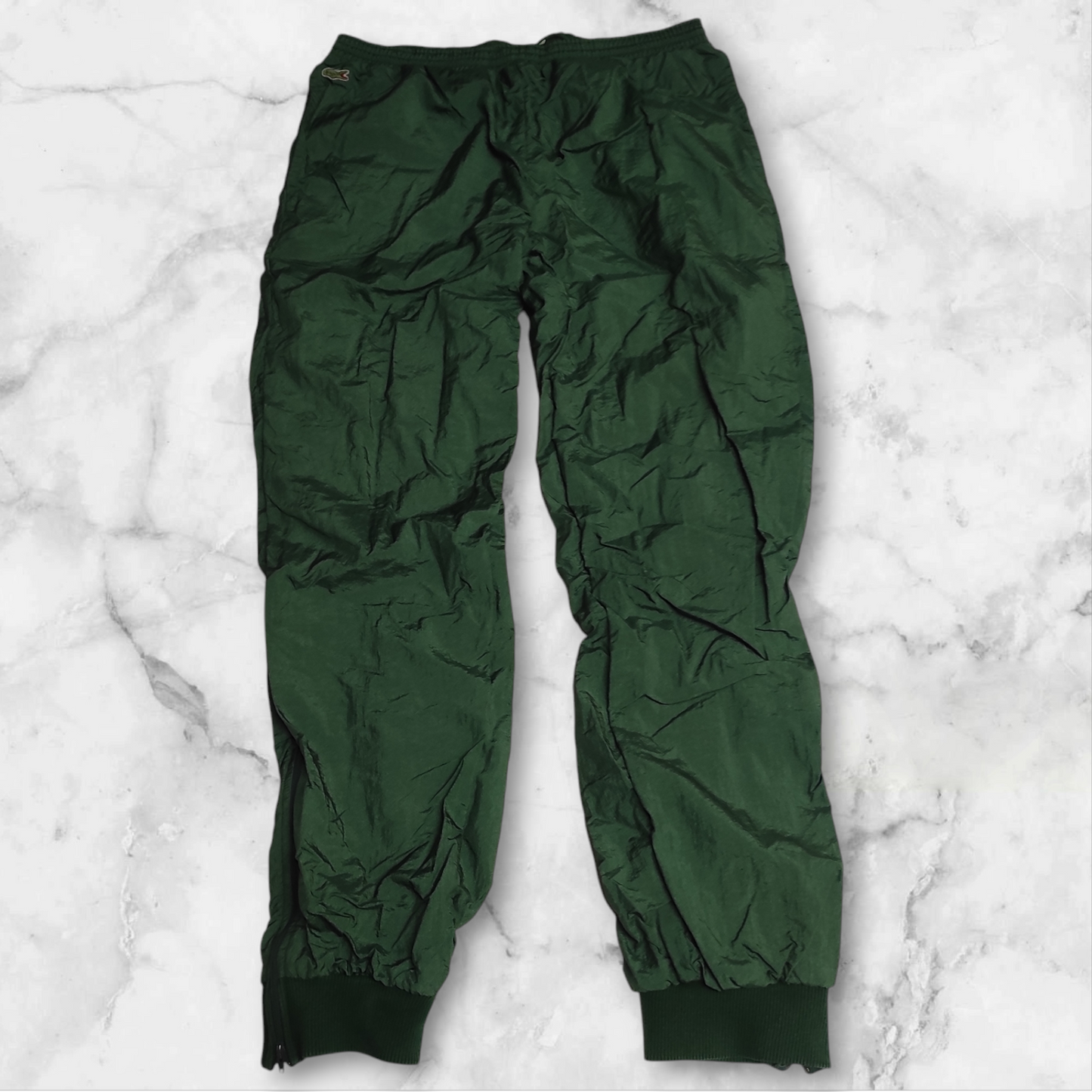 Entdecke unsere Vintage Track Pants von Nike und anderen Marken, erhältlich bei Valuxery.de - Dein Shop für trendige Vintage - Kleidung. Unsere Track Pants sind aus hochwertigen Materialien und
