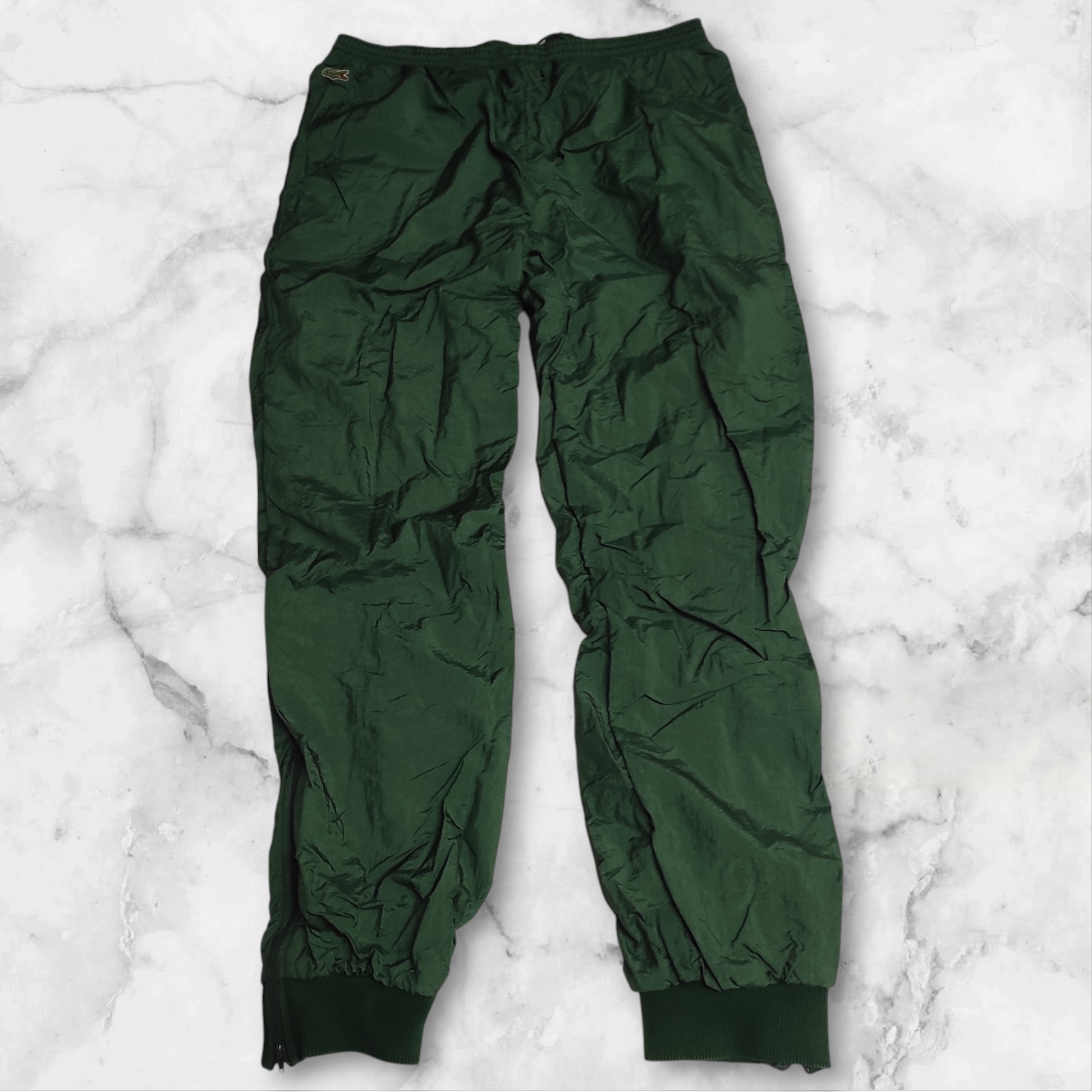 Entdecke unsere Vintage Track Pants von Nike und anderen Marken, erhältlich bei Valuxery.de - Dein Shop für trendige Vintage - Kleidung. Unsere Track Pants sind aus hochwertigen Materialien und