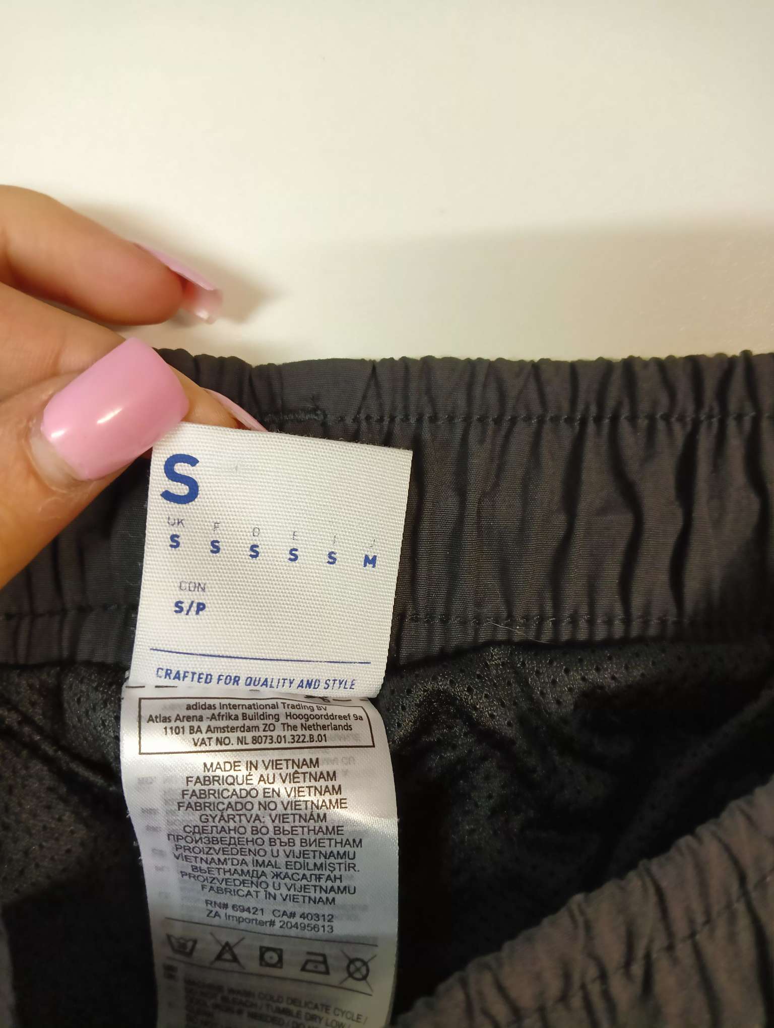 Entdecke unsere Vintage Track Pants von Nike und anderen Marken, erhältlich bei Valuxery.de - Dein Shop für trendige Vintage - Kleidung. Unsere Track Pants sind aus hochwertigen Materialien und