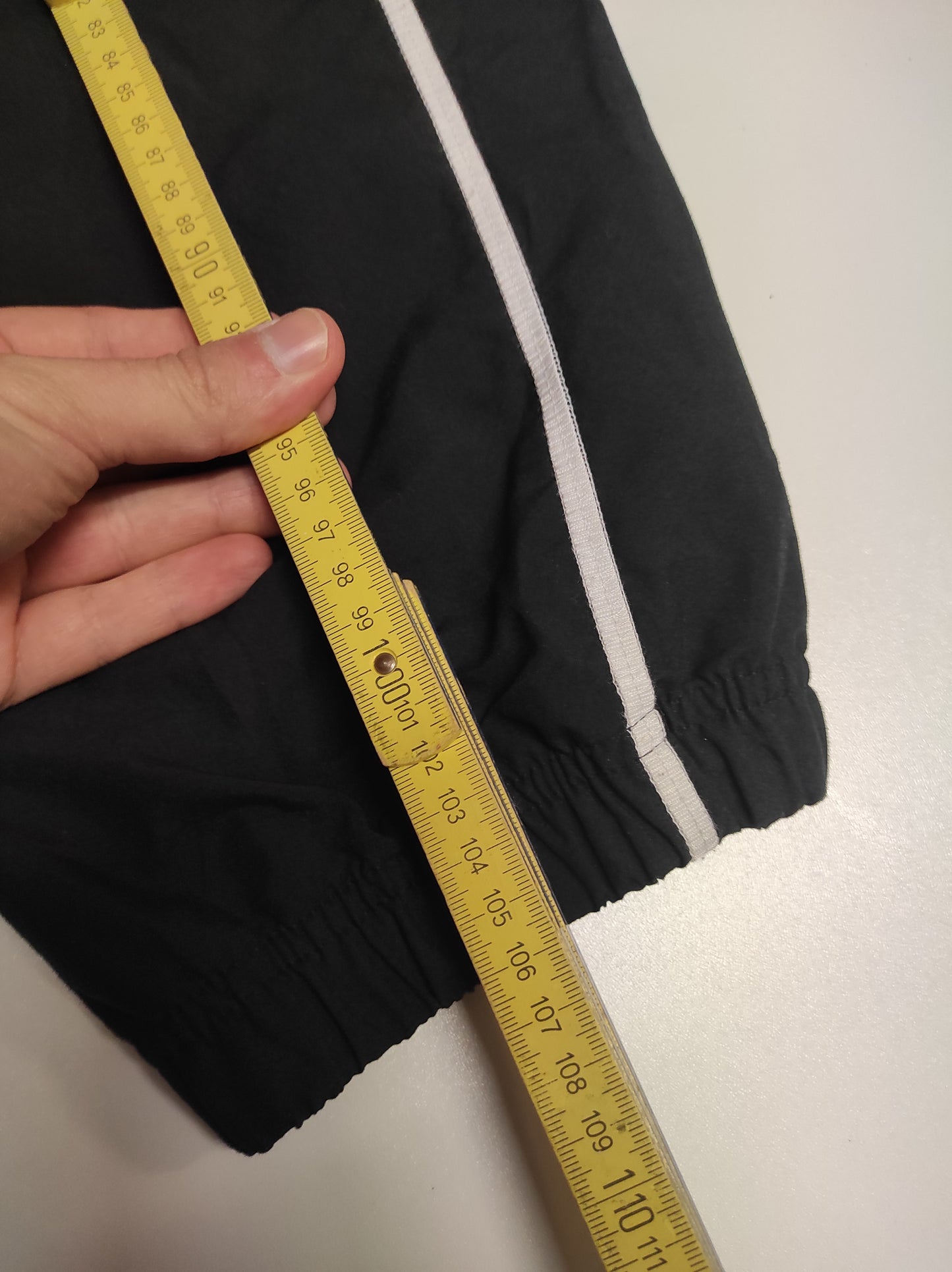 Entdecke unsere Vintage Track Pants von Nike und anderen Marken, erhältlich bei Valuxery.de - Dein Shop für trendige Vintage - Kleidung. Unsere Track Pants sind aus hochwertigen Materialien und
